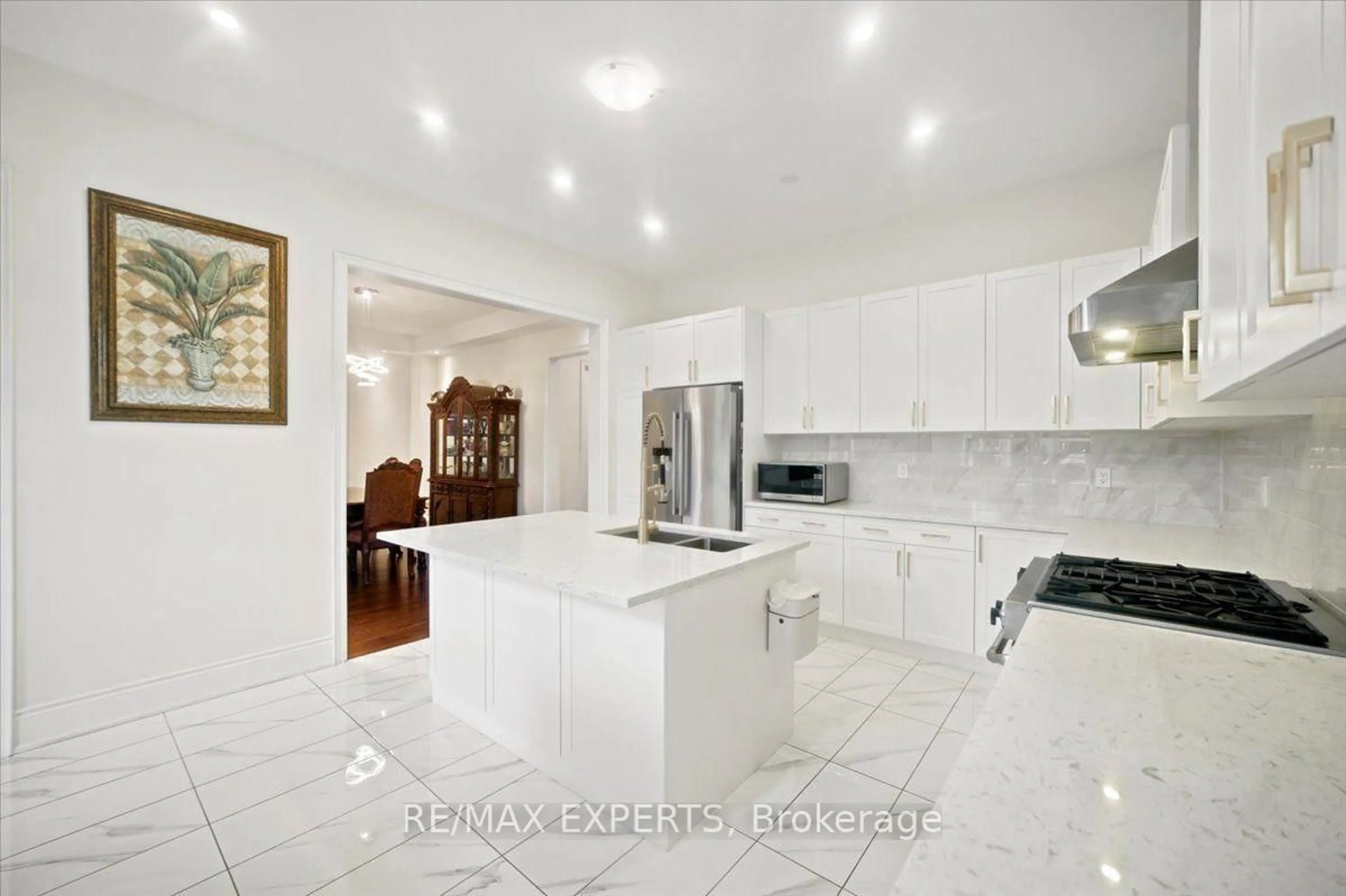 Open concept kitchen, ceramic/tile floor for 30 Midmorning Rd, Brampton Ontario L1R 0N8