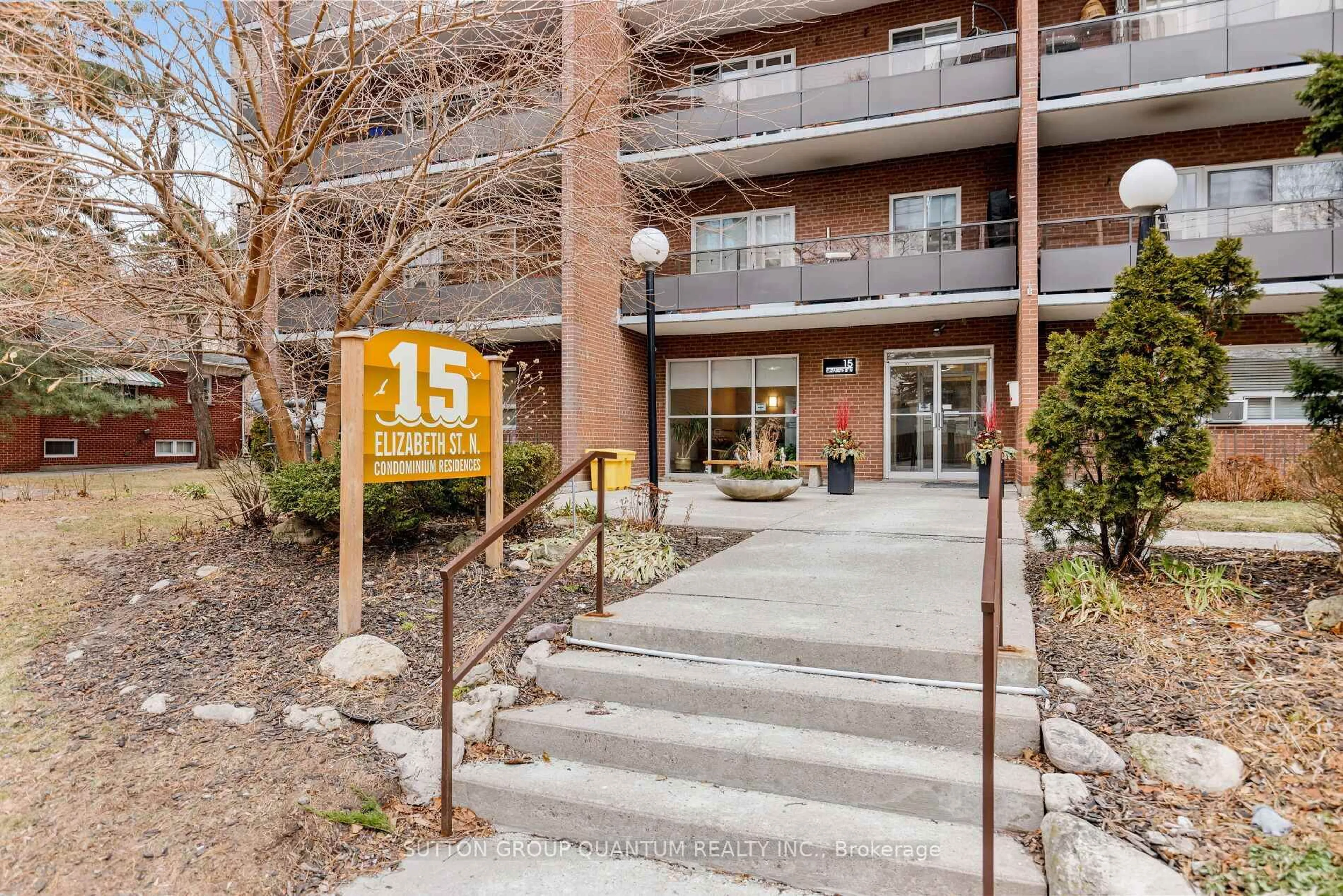 Indoor foyer for 15 Elizabeth St #401, Mississauga Ontario L5G 2Z3
