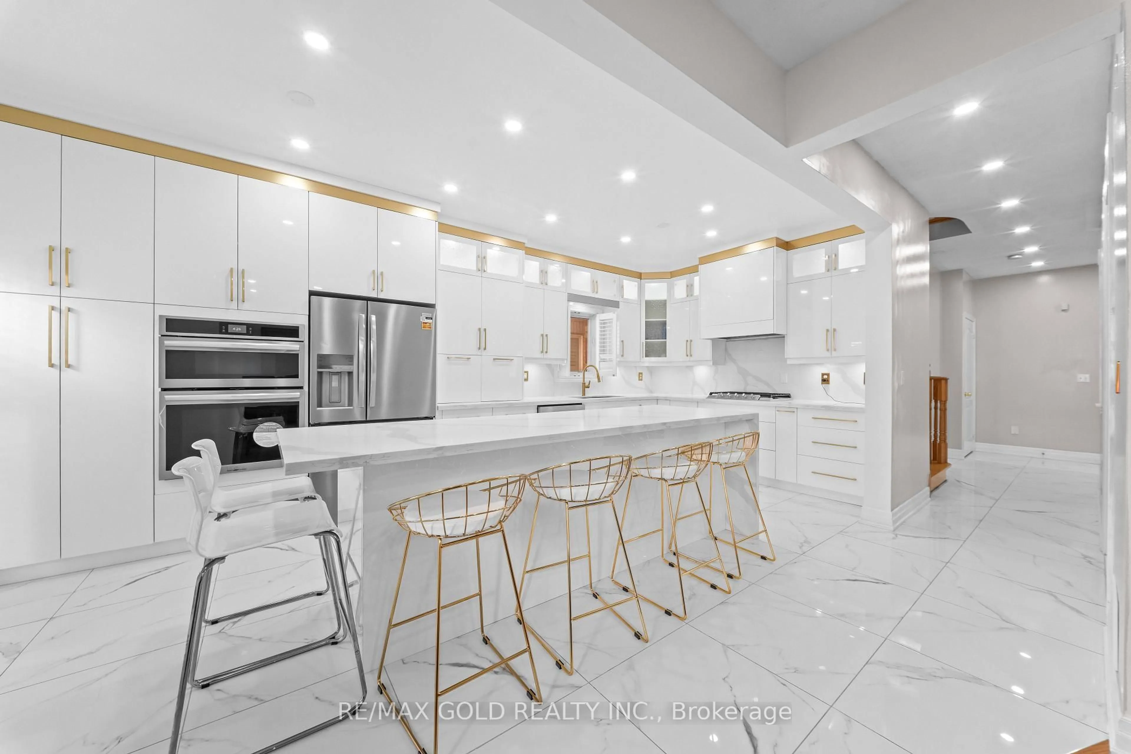 Open concept kitchen, ceramic/tile floor for 19 Attview Cres, Brampton Ontario L6P 2R5