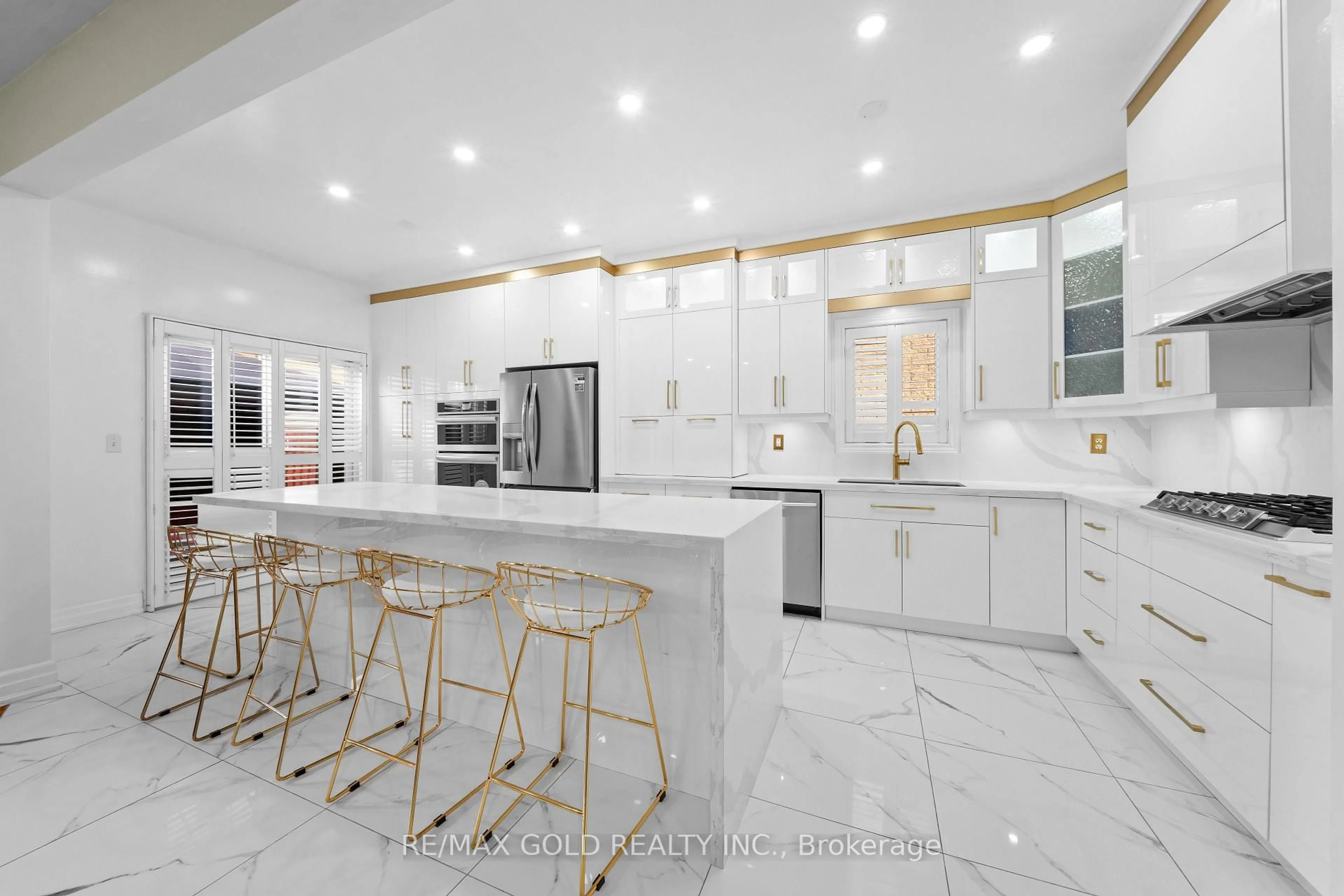 Open concept kitchen, ceramic/tile floor for 19 Attview Cres, Brampton Ontario L6P 2R5