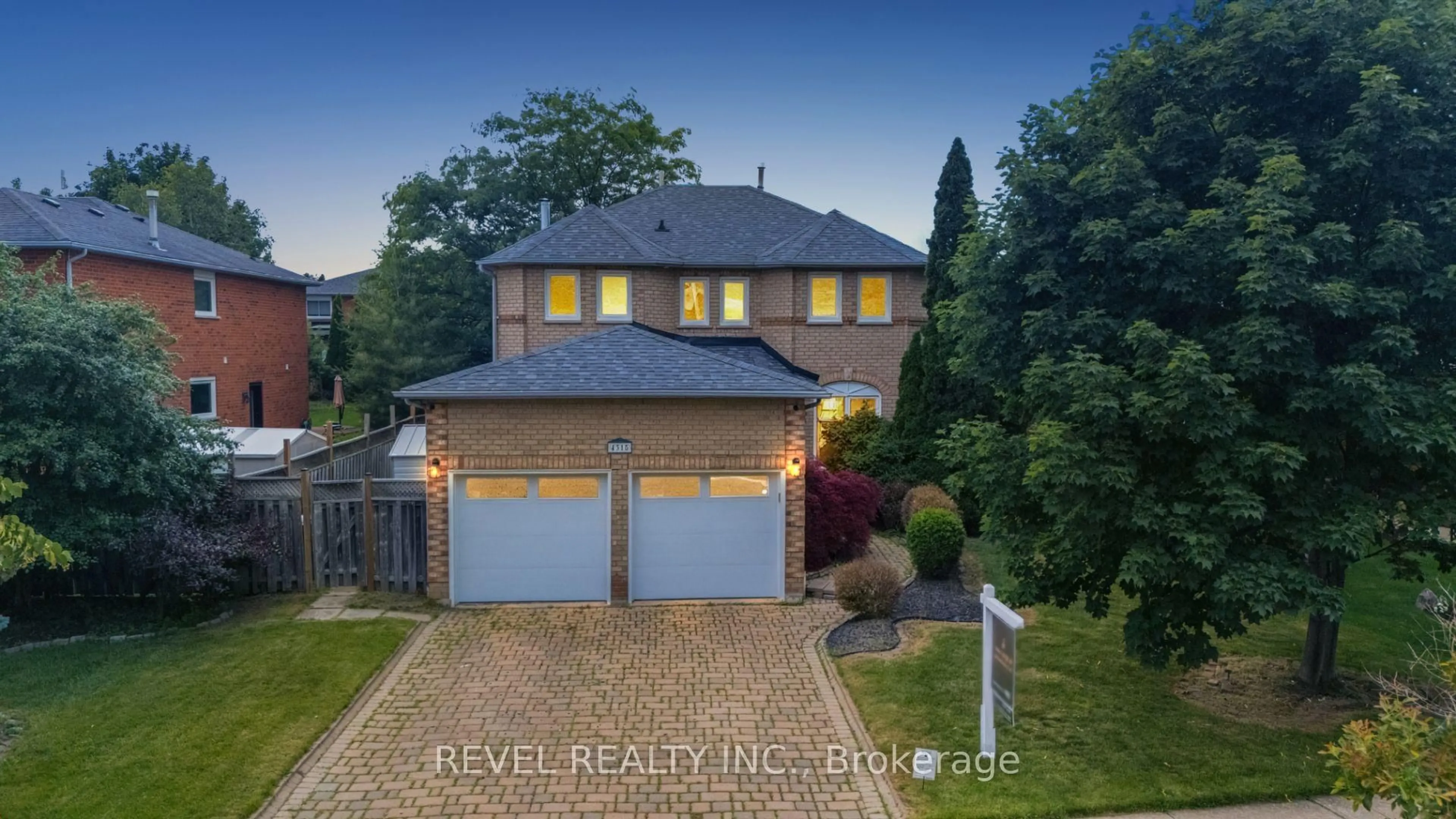 A pic from outside/outdoor area/front of a property/back of a property/a pic from drone, water/lake/river/ocean view for 4315 Credit Pointe Dr, Mississauga Ontario L5M 3J8