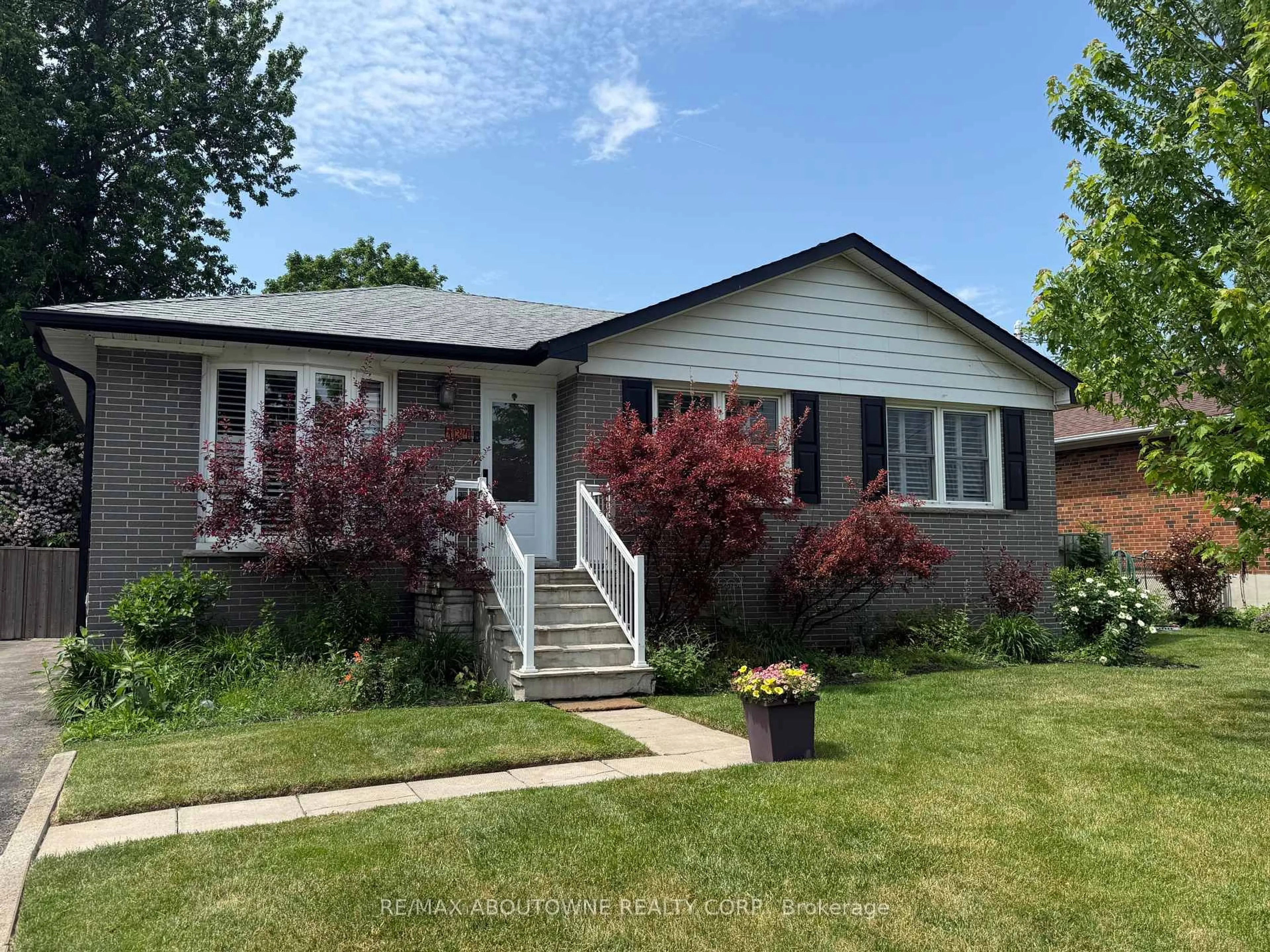 Home with vinyl exterior material, street for 134 Wakefield Rd, Milton Ontario L9T 2L9