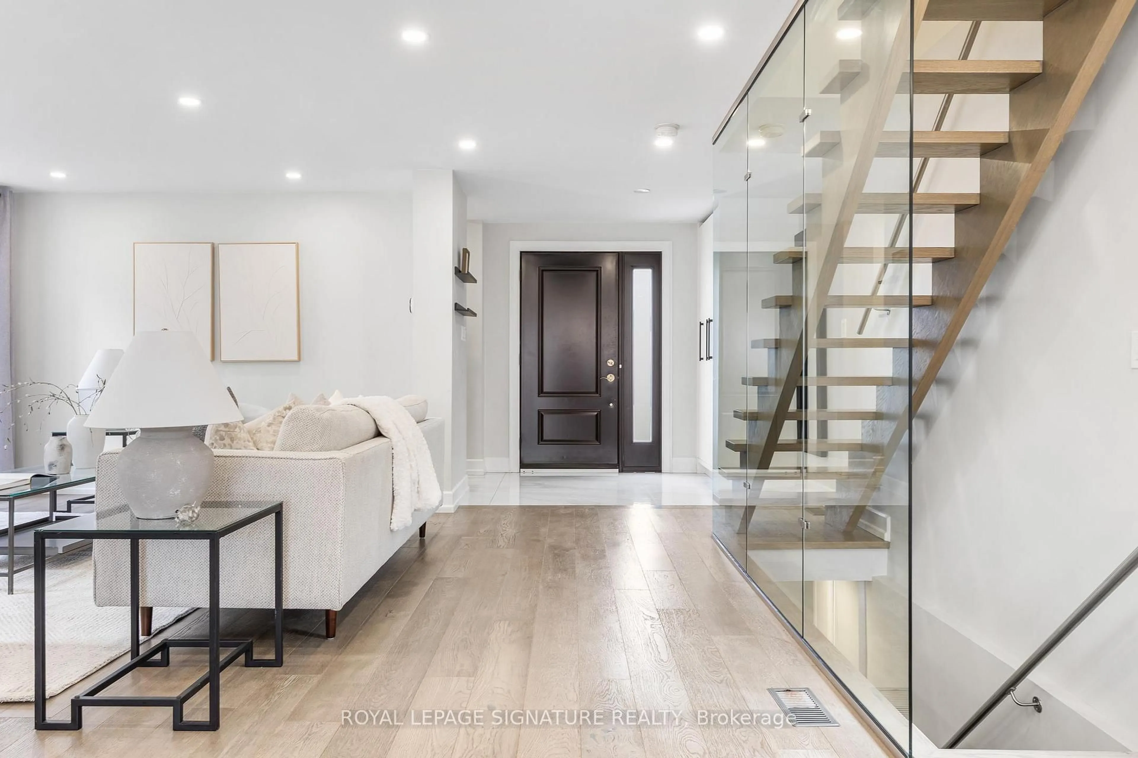Indoor entryway for 3035 Saracen Crt, Mississauga Ontario L5N 3G9