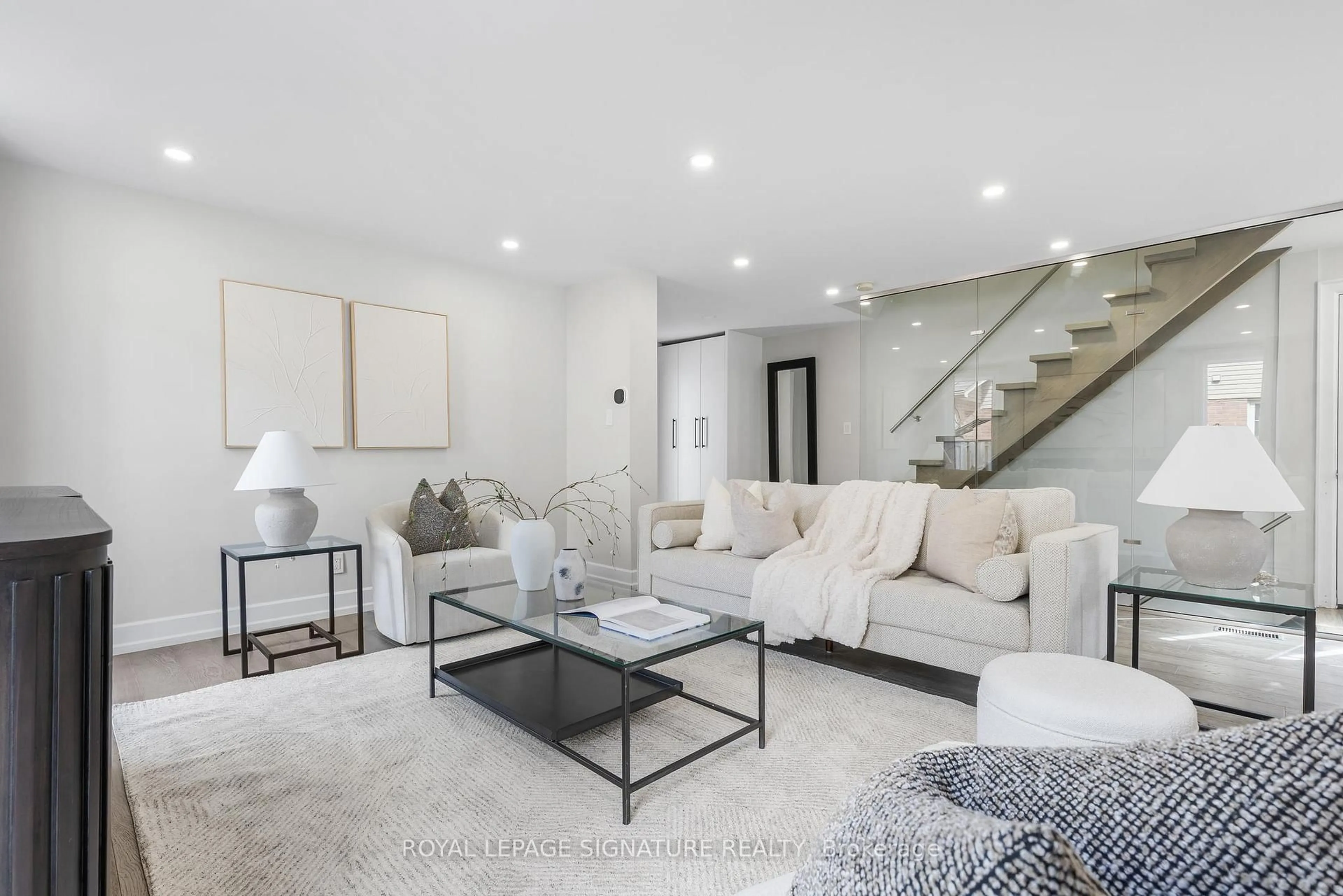 Living room with furniture, unknown for 3035 Saracen Crt, Mississauga Ontario L5N 3G9