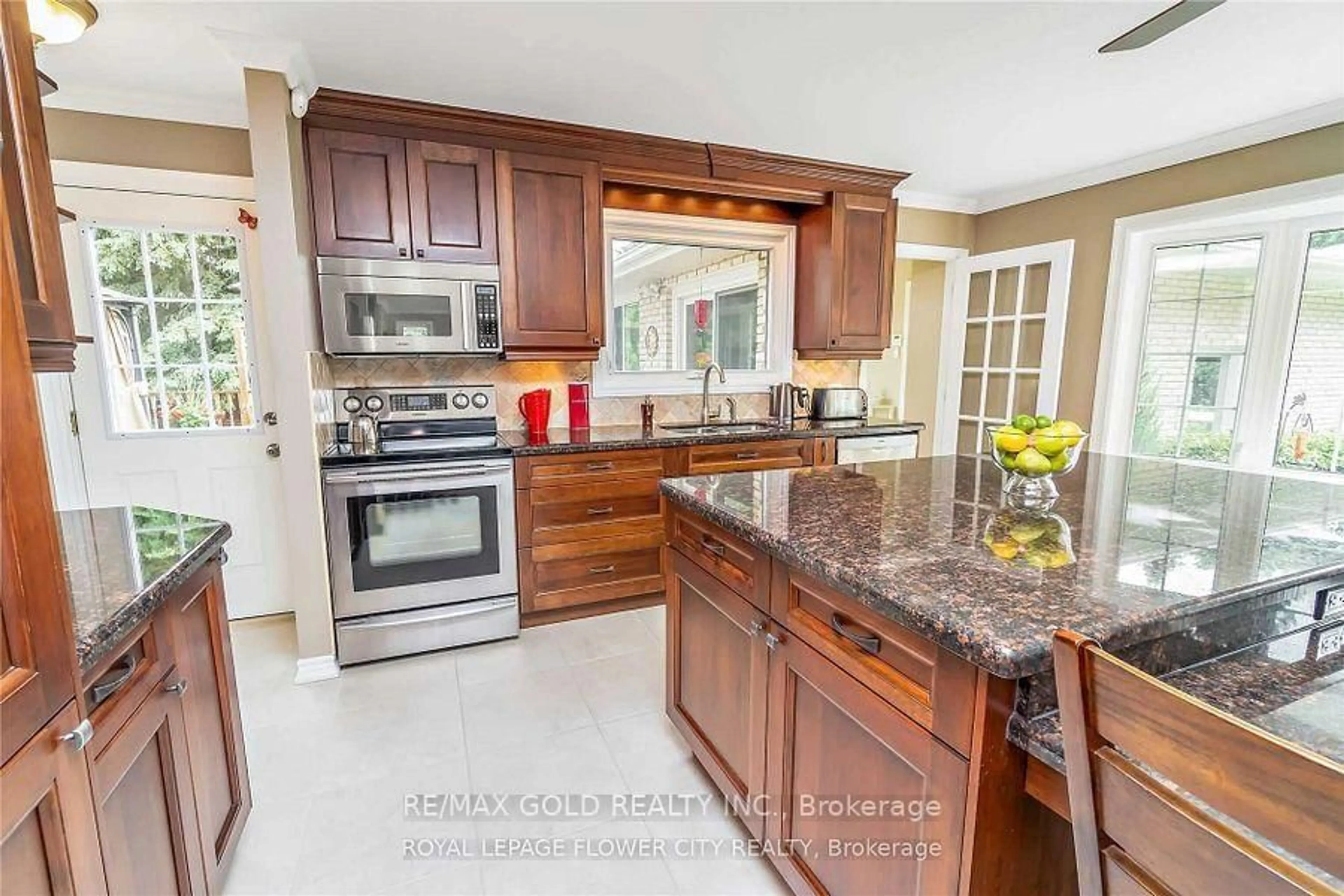 Open concept kitchen, ceramic/tile floor for 12471 Fifth Sdrd, Halton Hills Ontario L7G 4S6