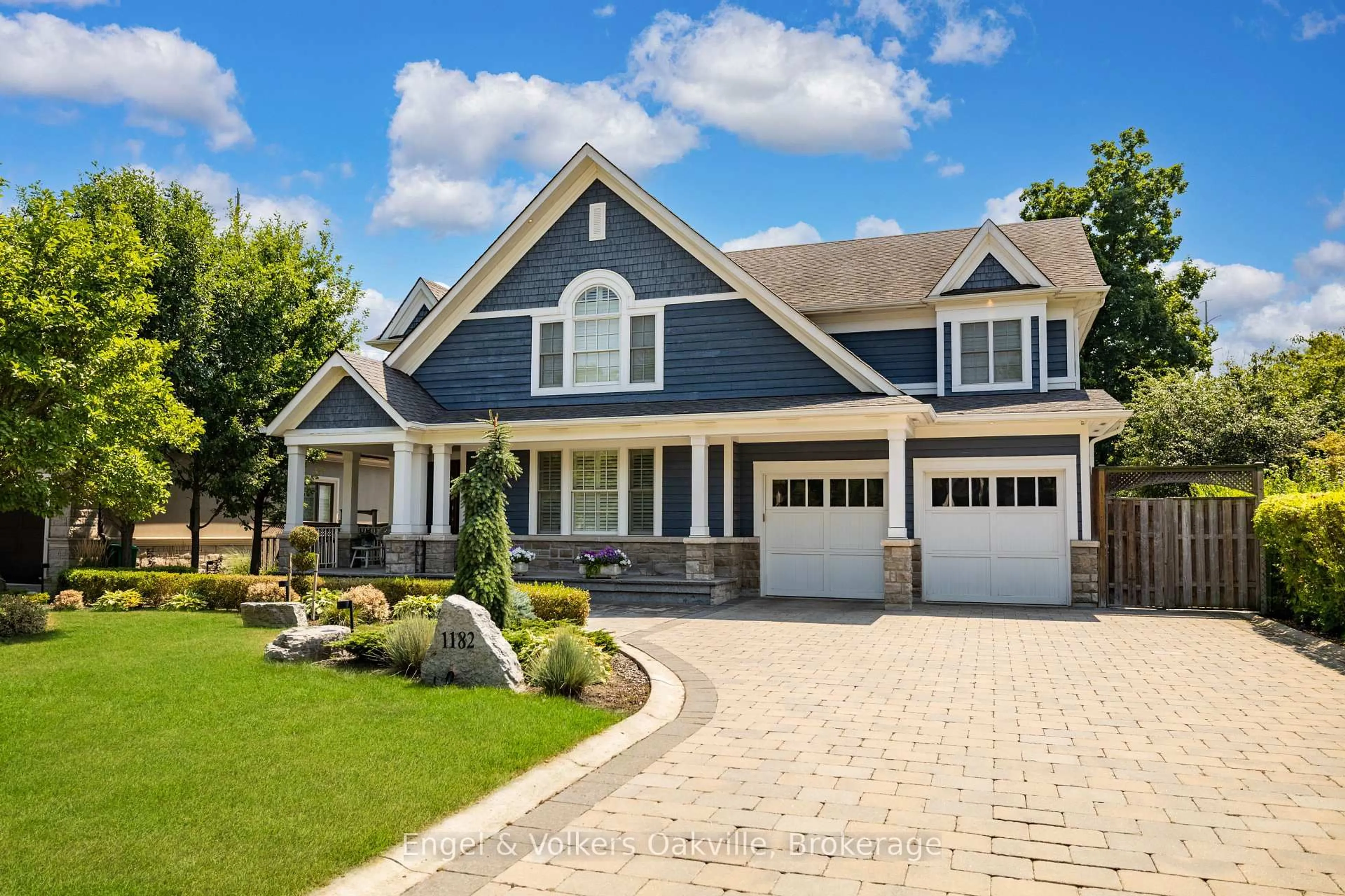 Home with vinyl exterior material, street for 1182 Streambank Dr, Mississauga Ontario L5H 1W8