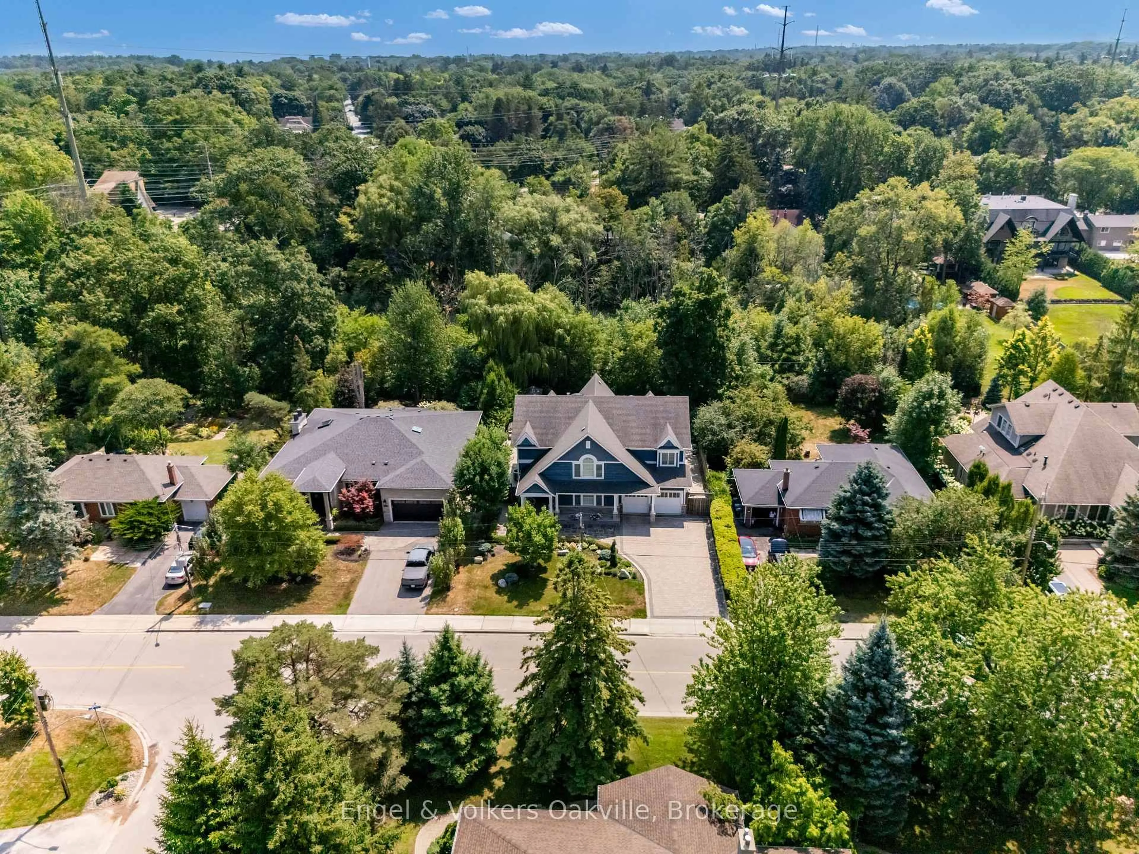 A pic from outside/outdoor area/front of a property/back of a property/a pic from drone, unknown for 1182 Streambank Dr, Mississauga Ontario L5H 1W8