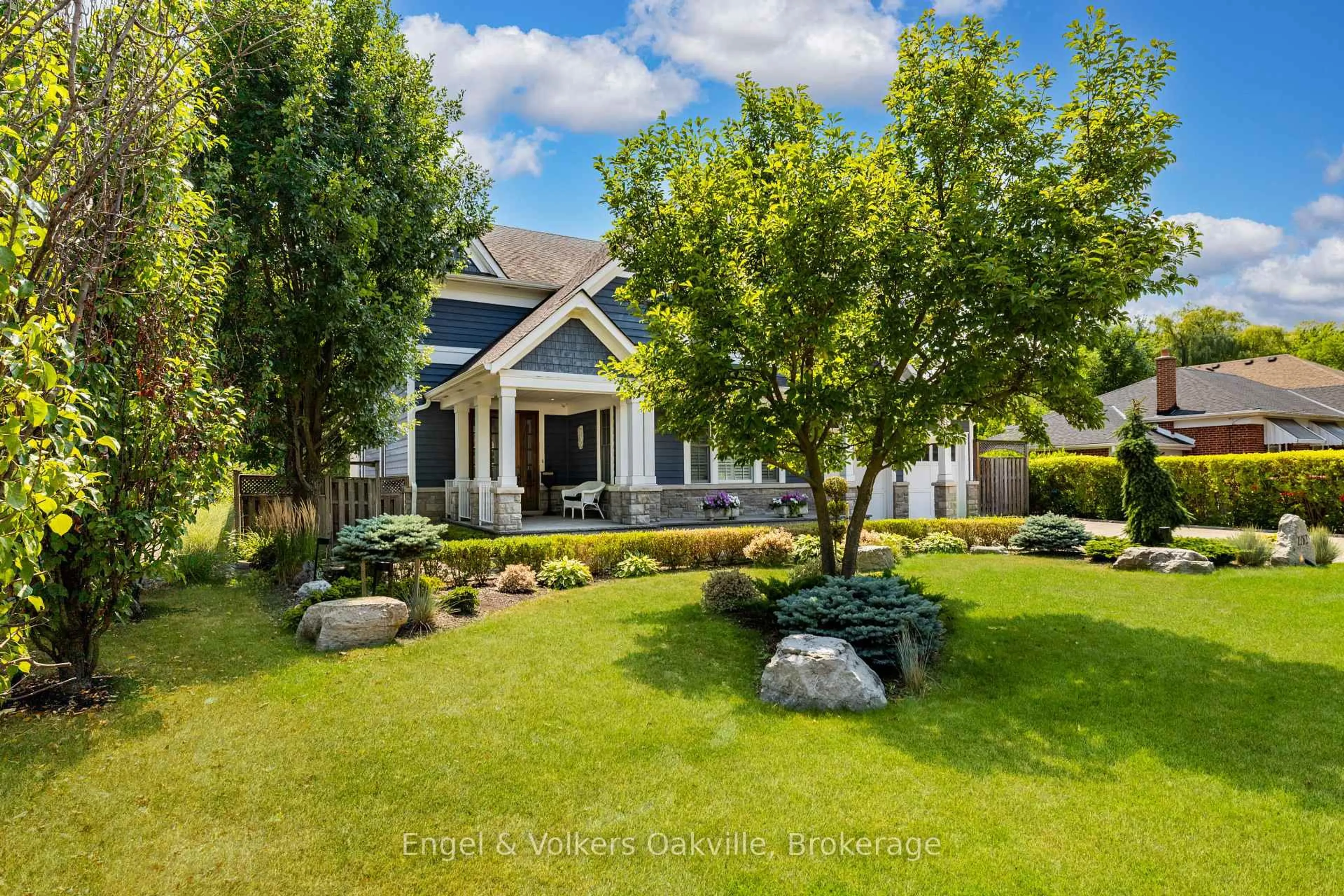A pic from outside/outdoor area/front of a property/back of a property/a pic from drone, unknown for 1182 Streambank Dr, Mississauga Ontario L5H 1W8