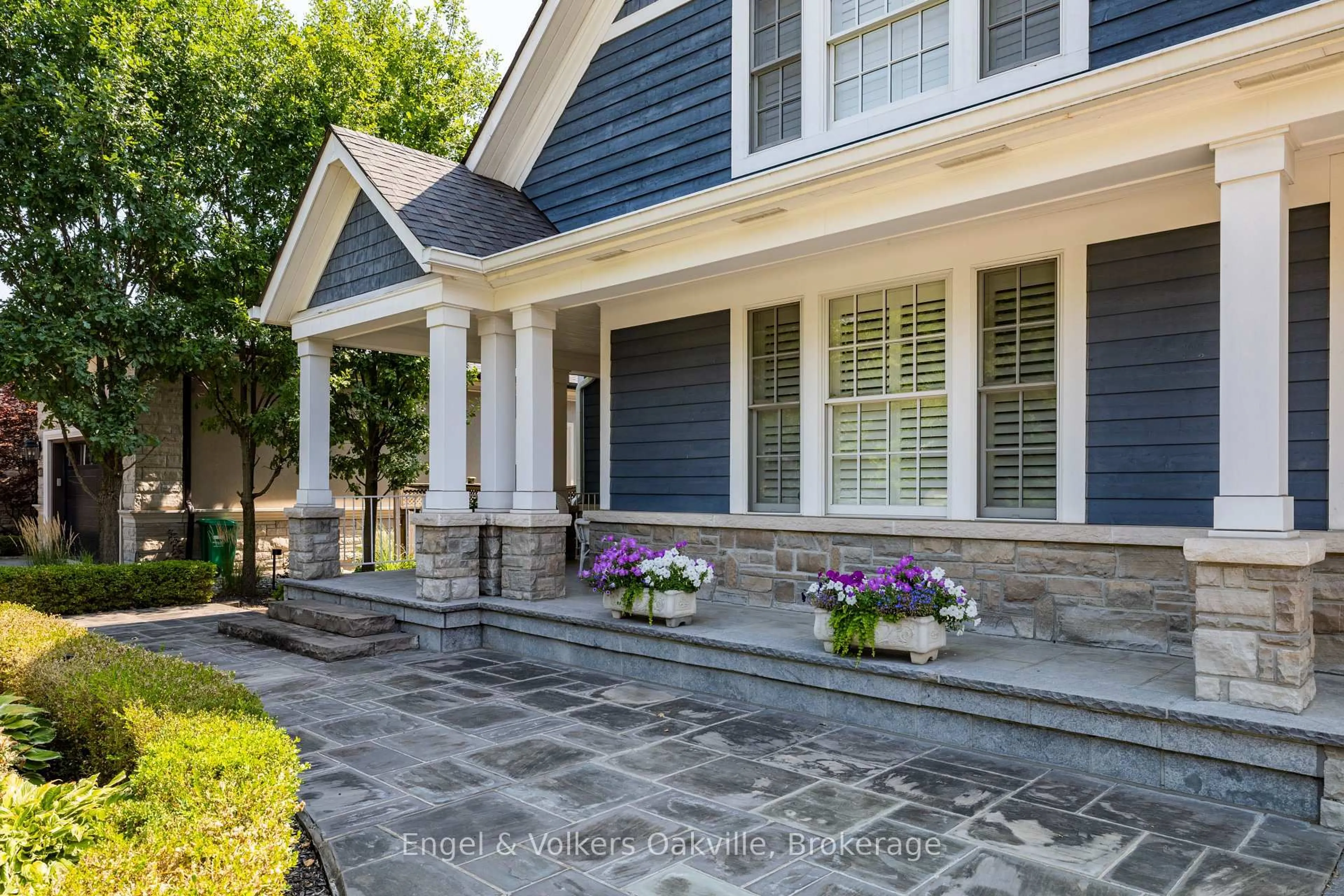 Home with vinyl exterior material, street for 1182 Streambank Dr, Mississauga Ontario L5H 1W8