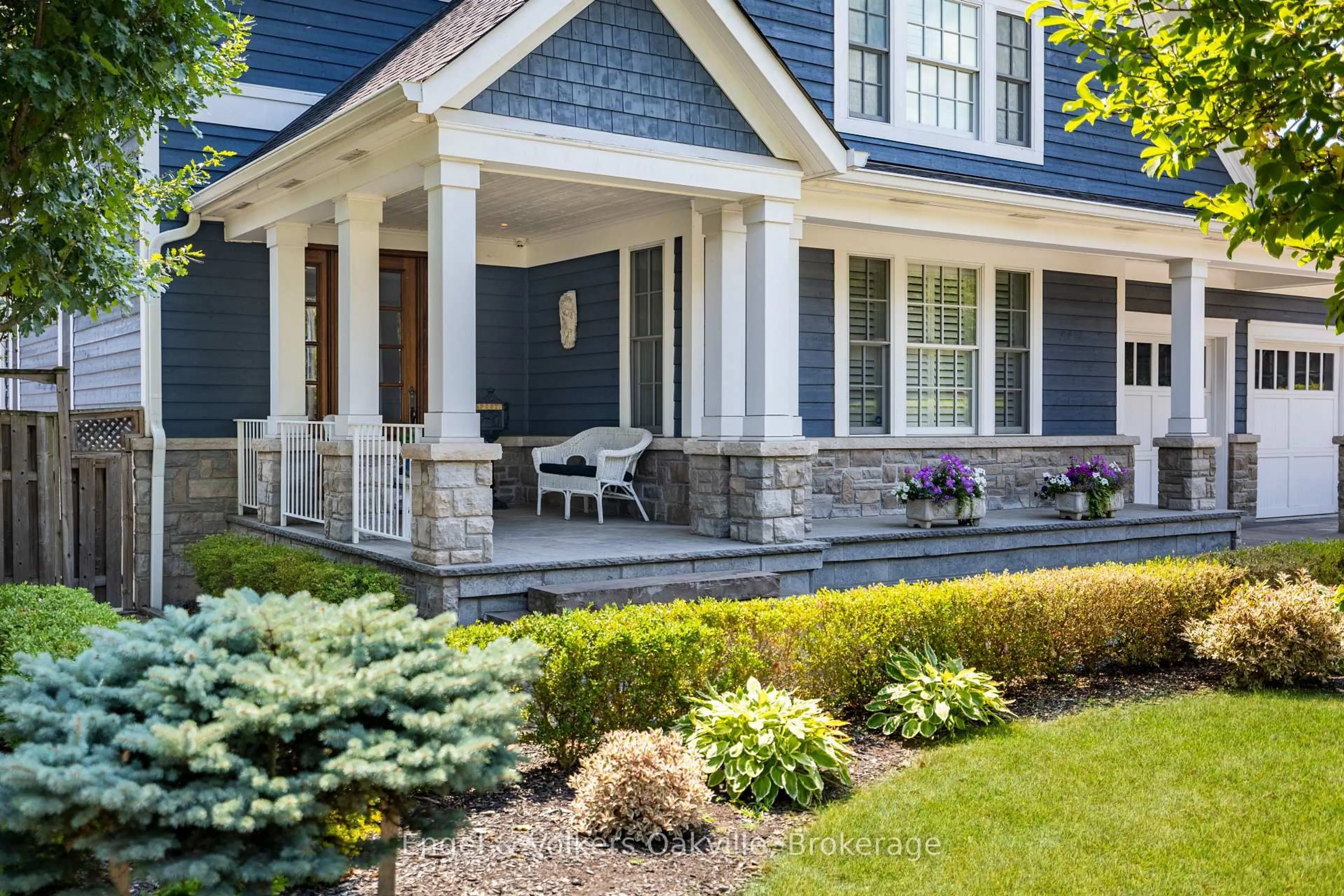 Home with vinyl exterior material, street for 1182 Streambank Dr, Mississauga Ontario L5H 1W8