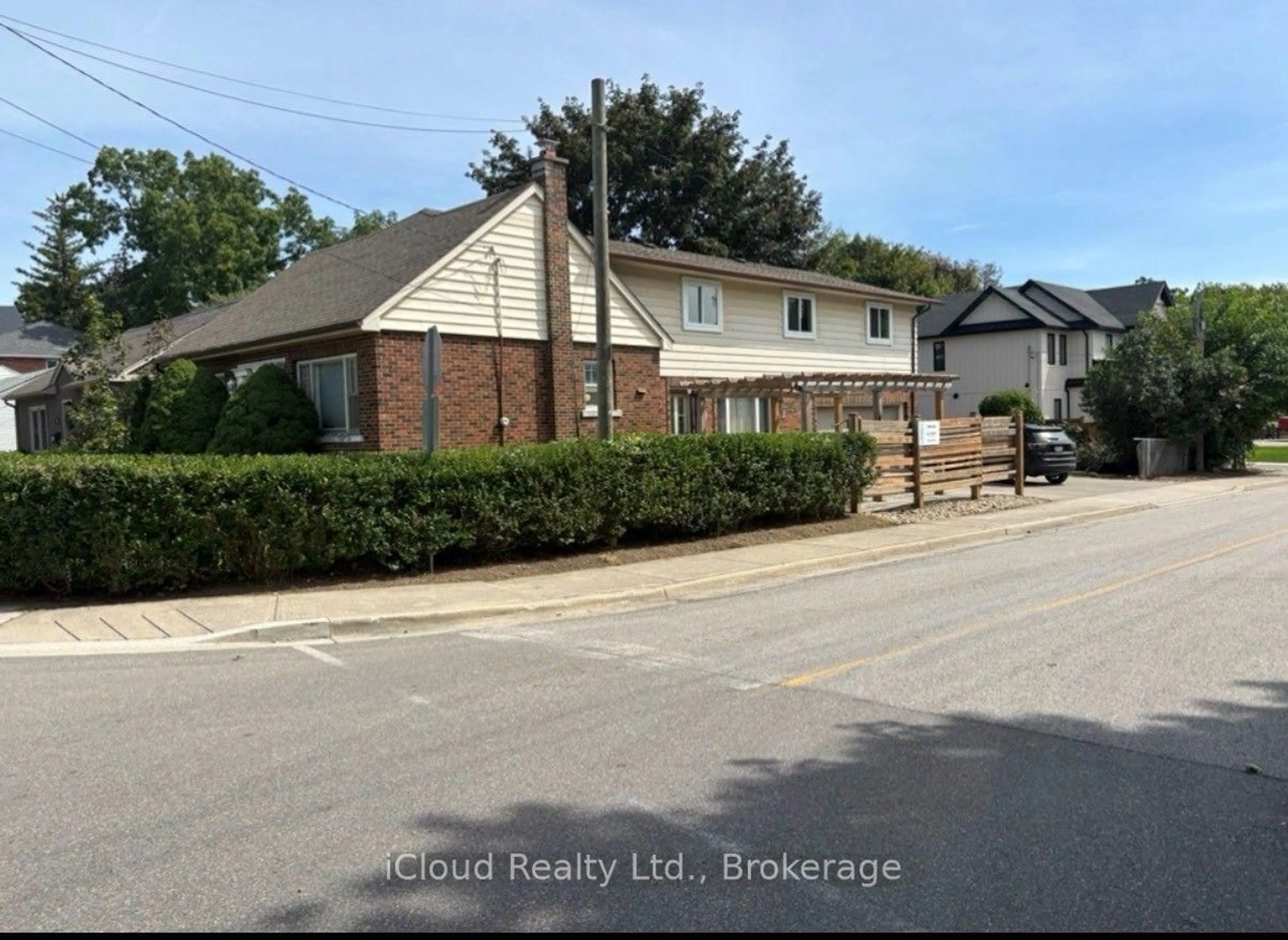 A pic from outside/outdoor area/front of a property/back of a property/a pic from drone, street for 320 Pine St, Milton Ontario L9T 1K7