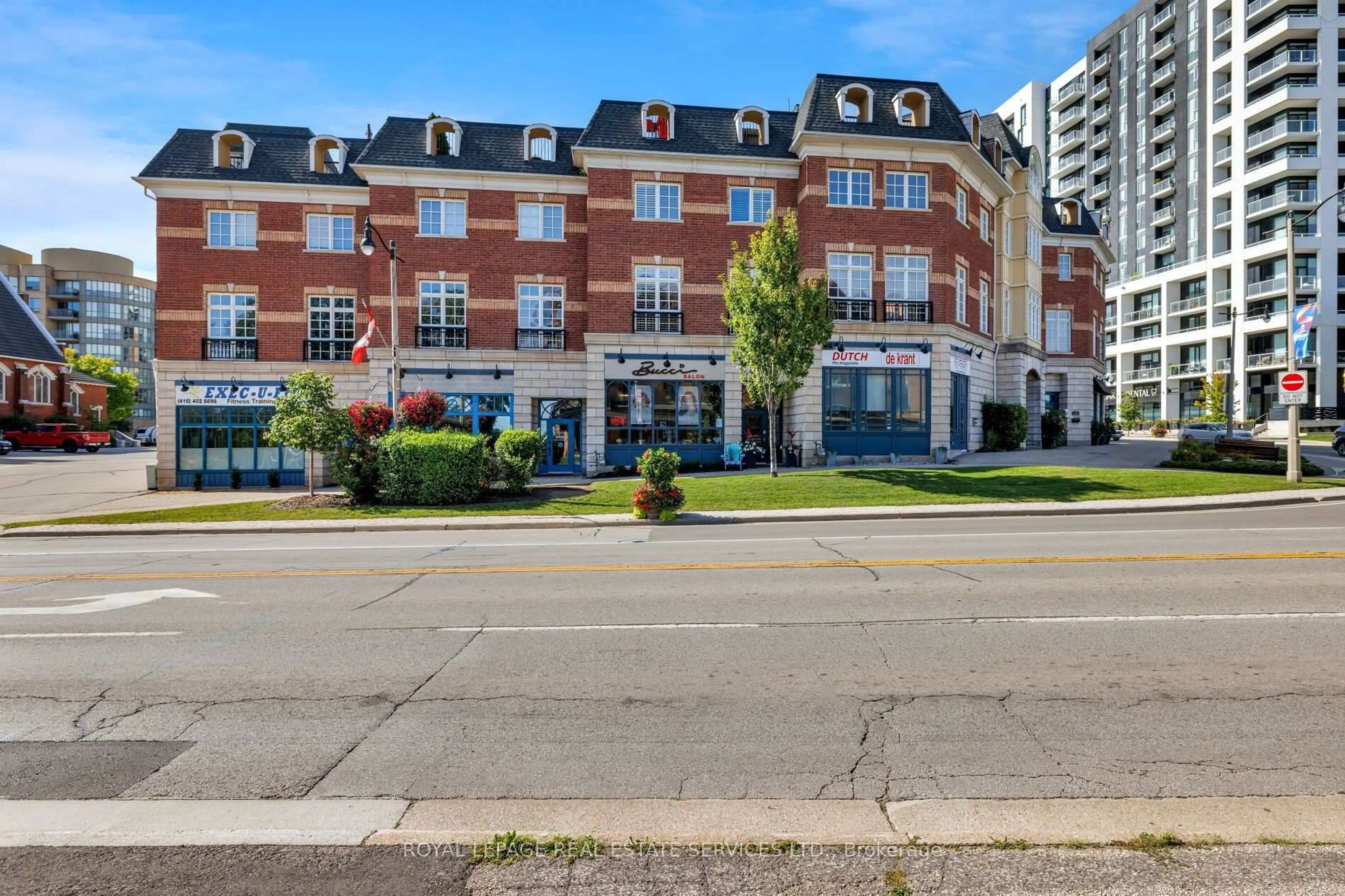 Patio, street for 120 Bronte Rd #7, Oakville Ontario L6L 3C1