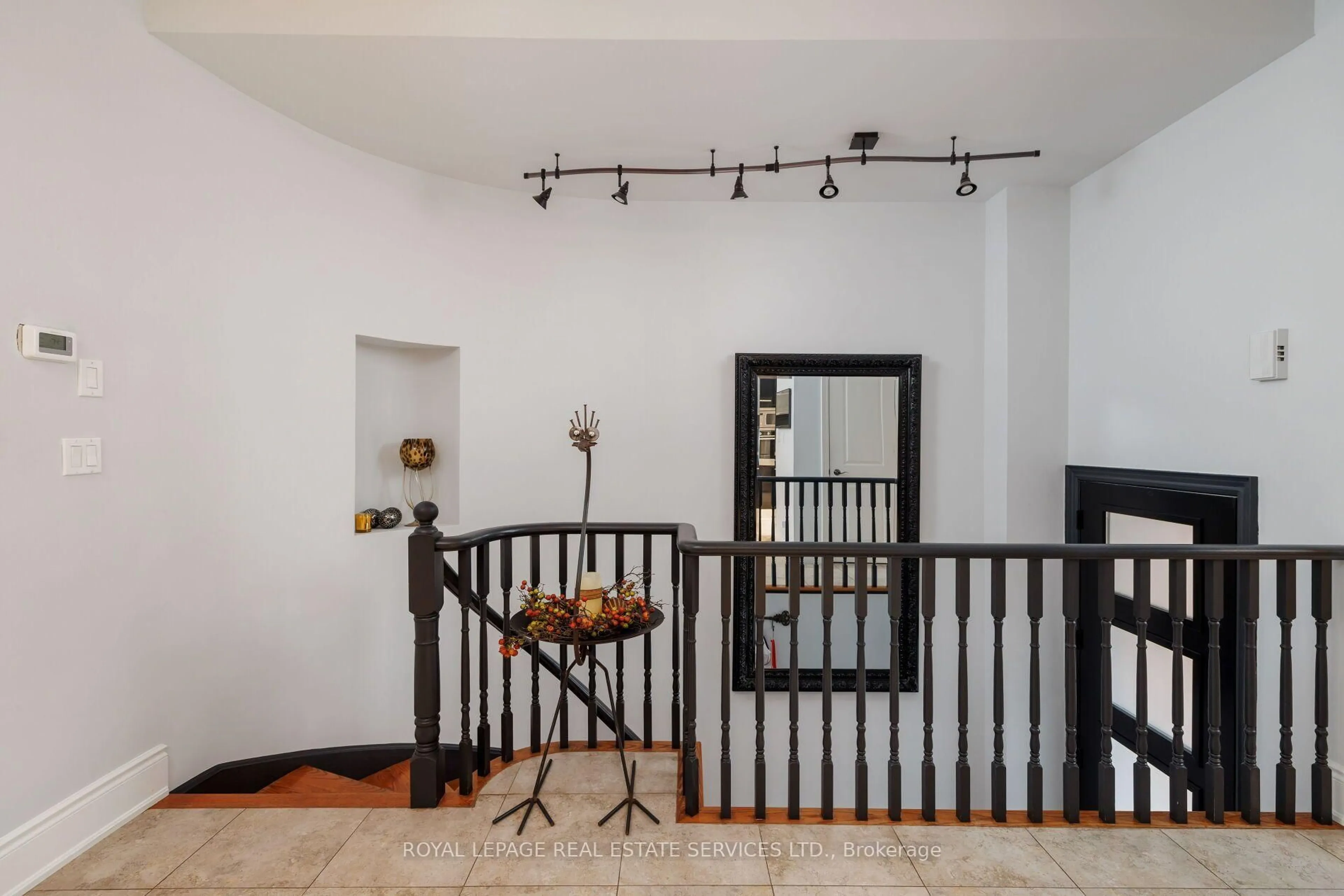 Indoor foyer for 120 Bronte Rd #7, Oakville Ontario L6L 3C1