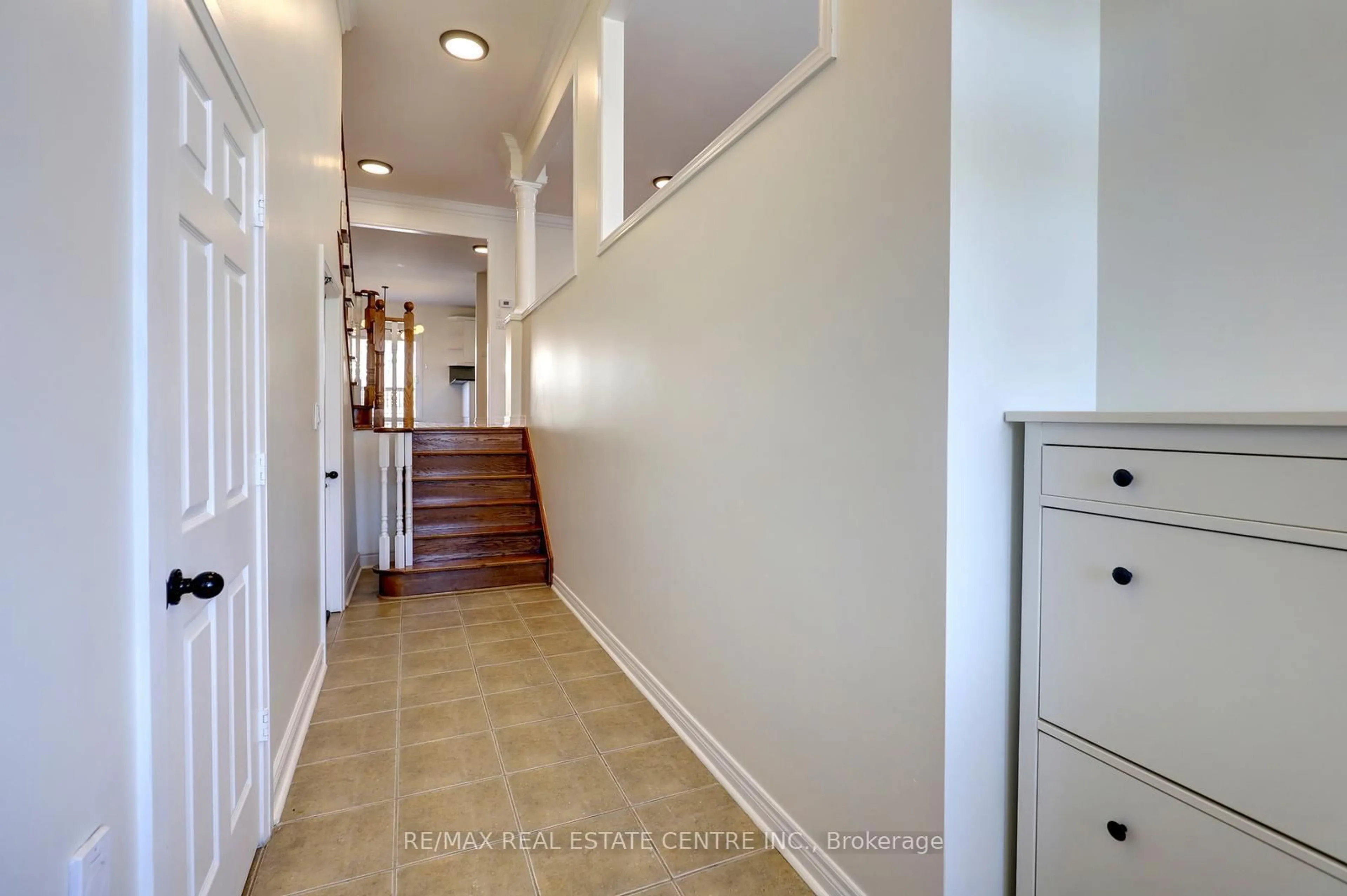 Indoor entryway for 64 Meadowlark Dr, Halton Hills Ontario L7G 6N5