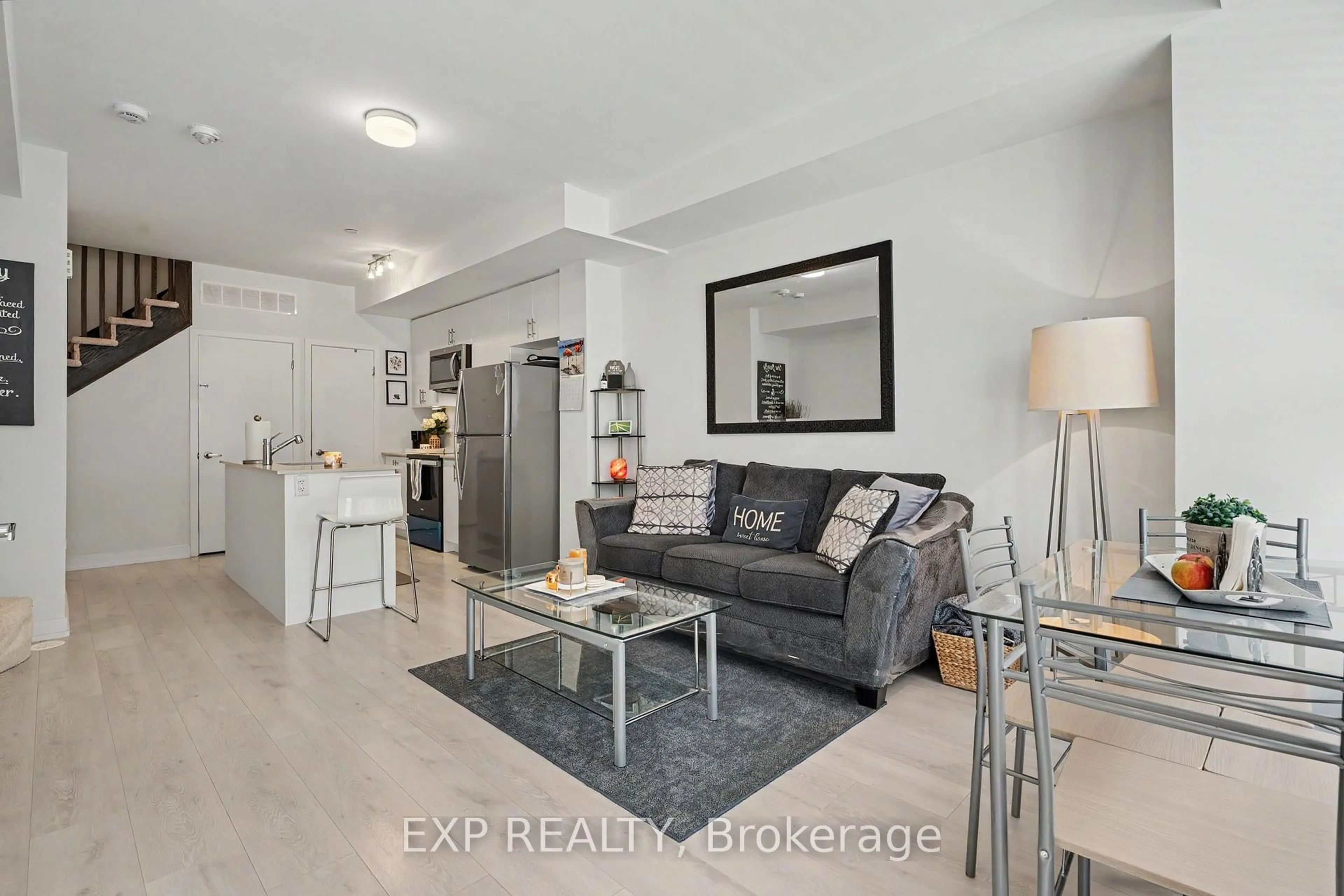 Living room with furniture, unknown for 3425 Ridgeway Dr #3, Mississauga Ontario L5L 0B9