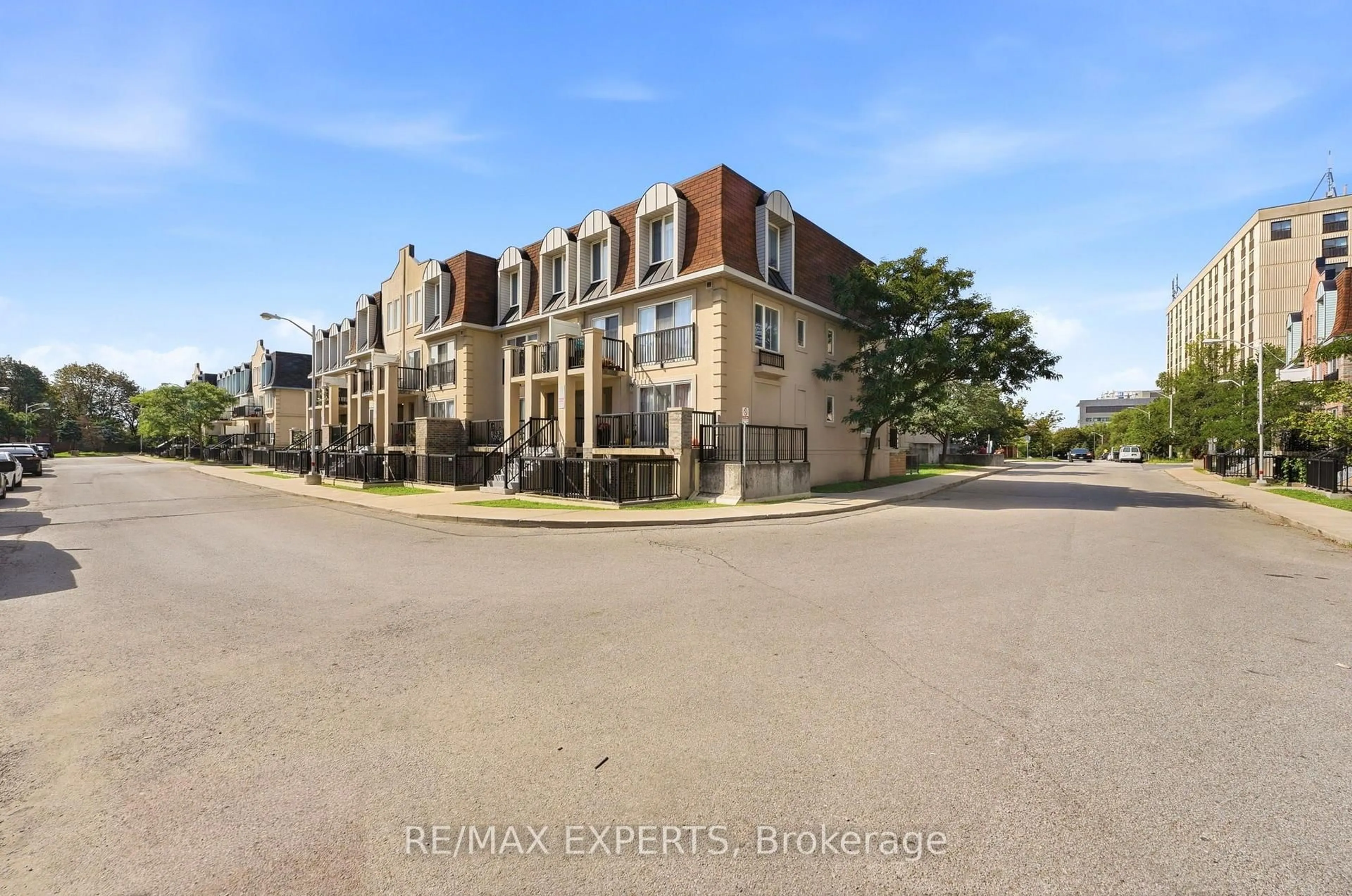 A pic from outside/outdoor area/front of a property/back of a property/a pic from drone, street for 85 George Appleton Way #2025, Toronto Ontario M3M 0A2