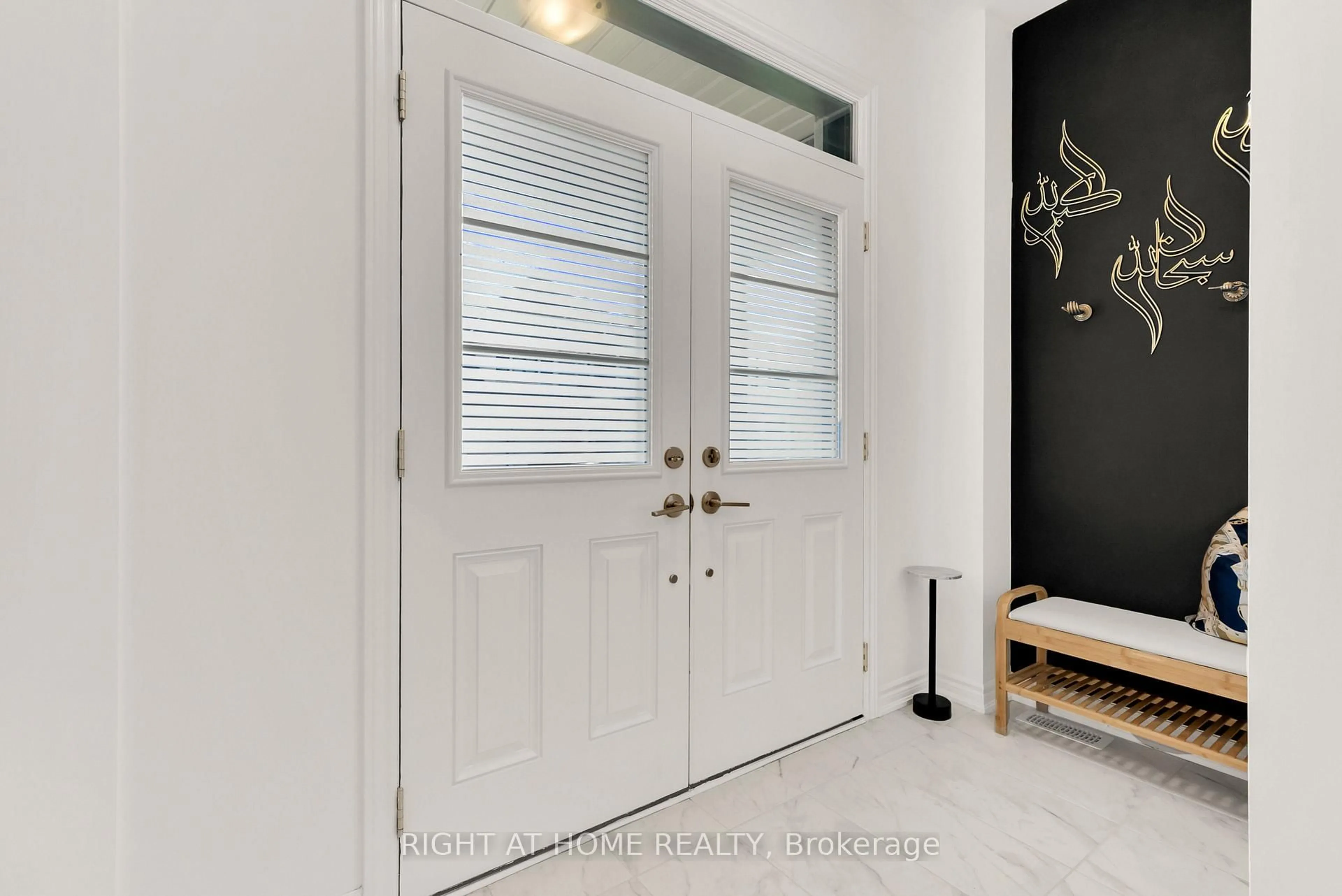 Indoor entryway for 1544 Buttercup Crt, Milton Ontario L9E 2G3