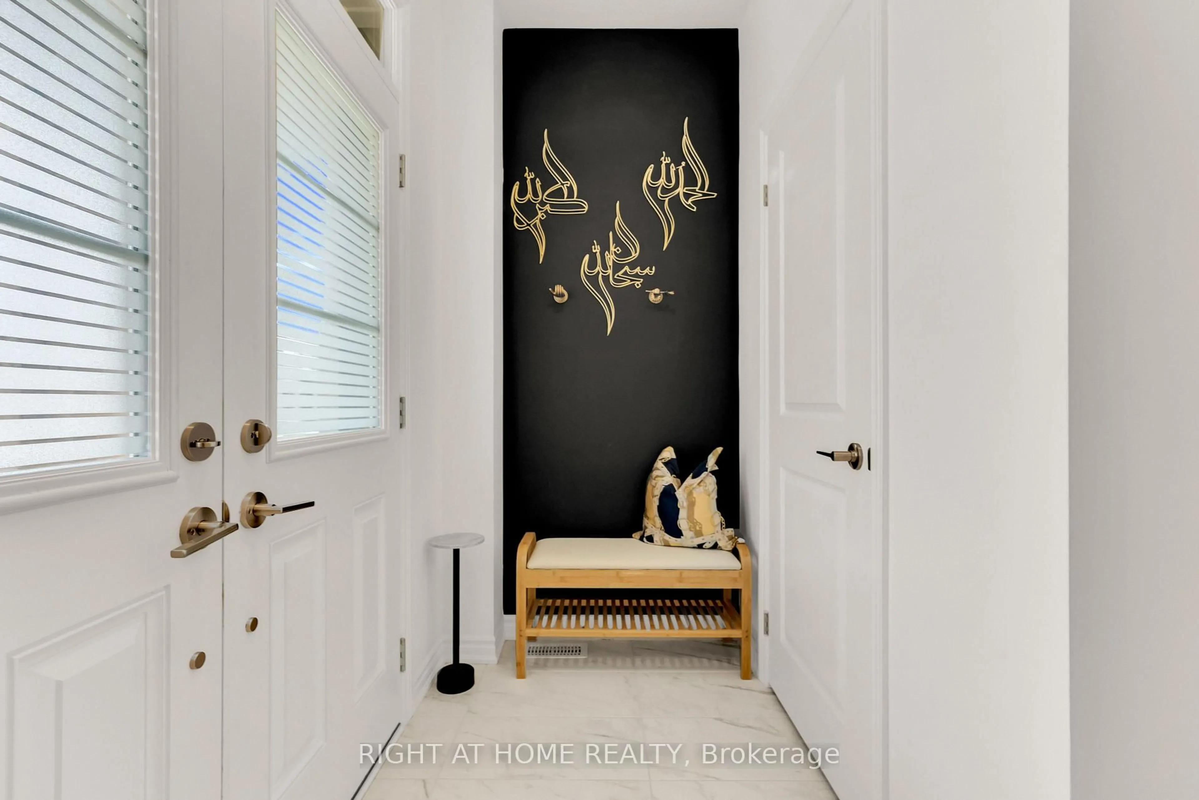 Indoor entryway for 1544 Buttercup Crt, Milton Ontario L9E 2G3