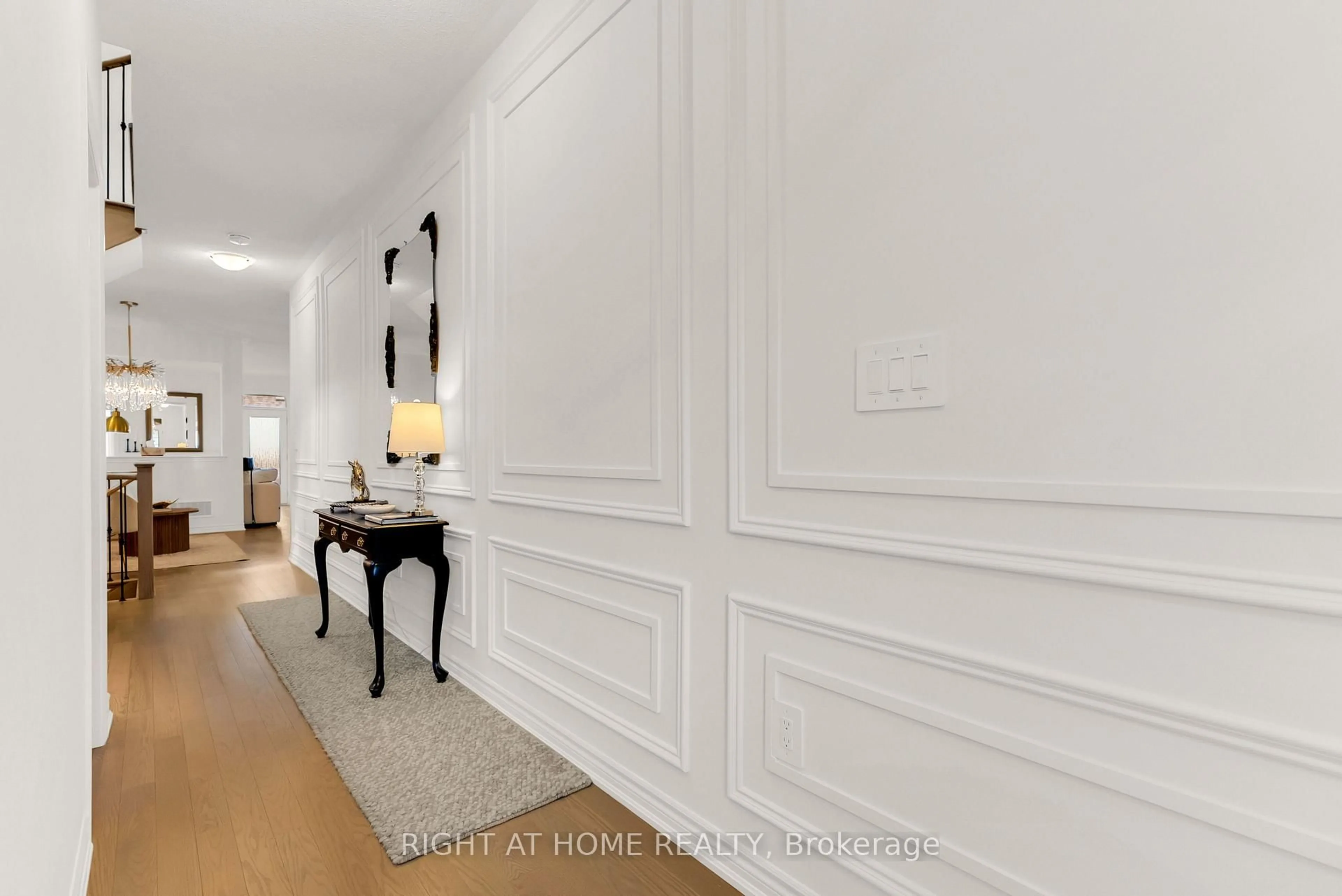 Indoor foyer for 1544 Buttercup Crt, Milton Ontario L9E 2G3