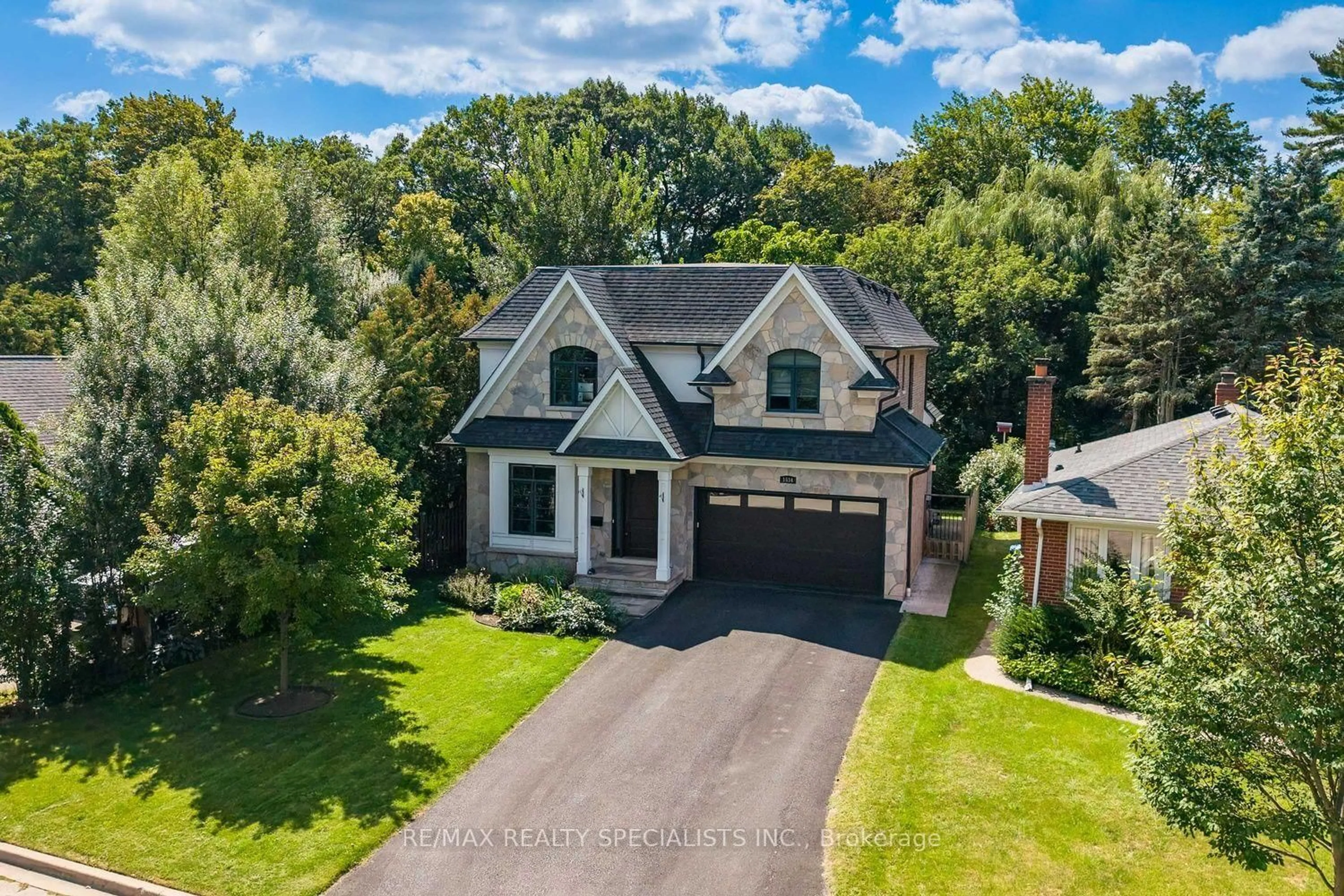 A pic from outside/outdoor area/front of a property/back of a property/a pic from drone, street for 1534 Trotwood Ave, Mississauga Ontario L5G 3Z9