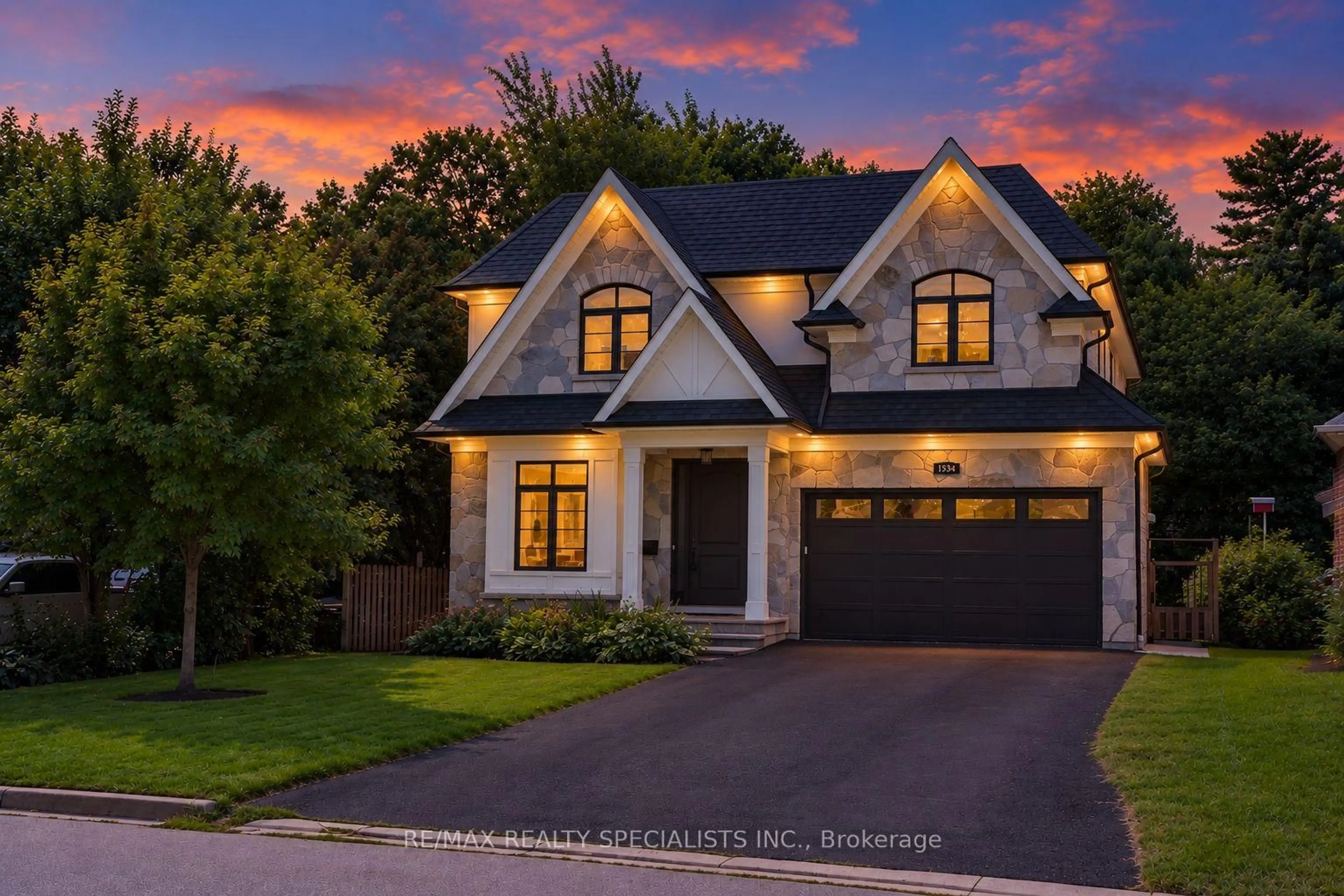 Home with brick exterior material, street for 1534 Trotwood Ave, Mississauga Ontario L5G 3Z9