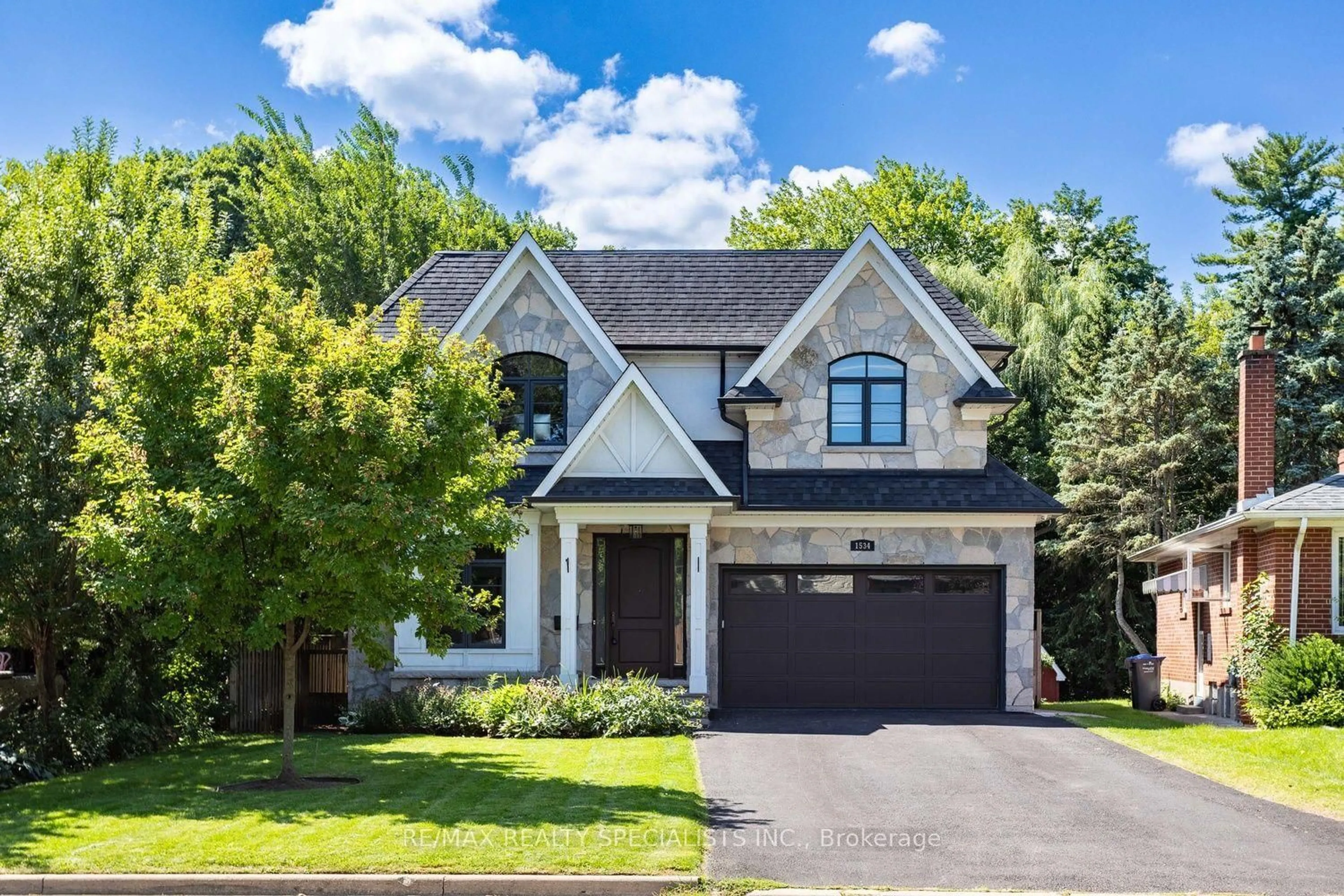Home with brick exterior material, street for 1534 Trotwood Ave, Mississauga Ontario L5G 3Z9