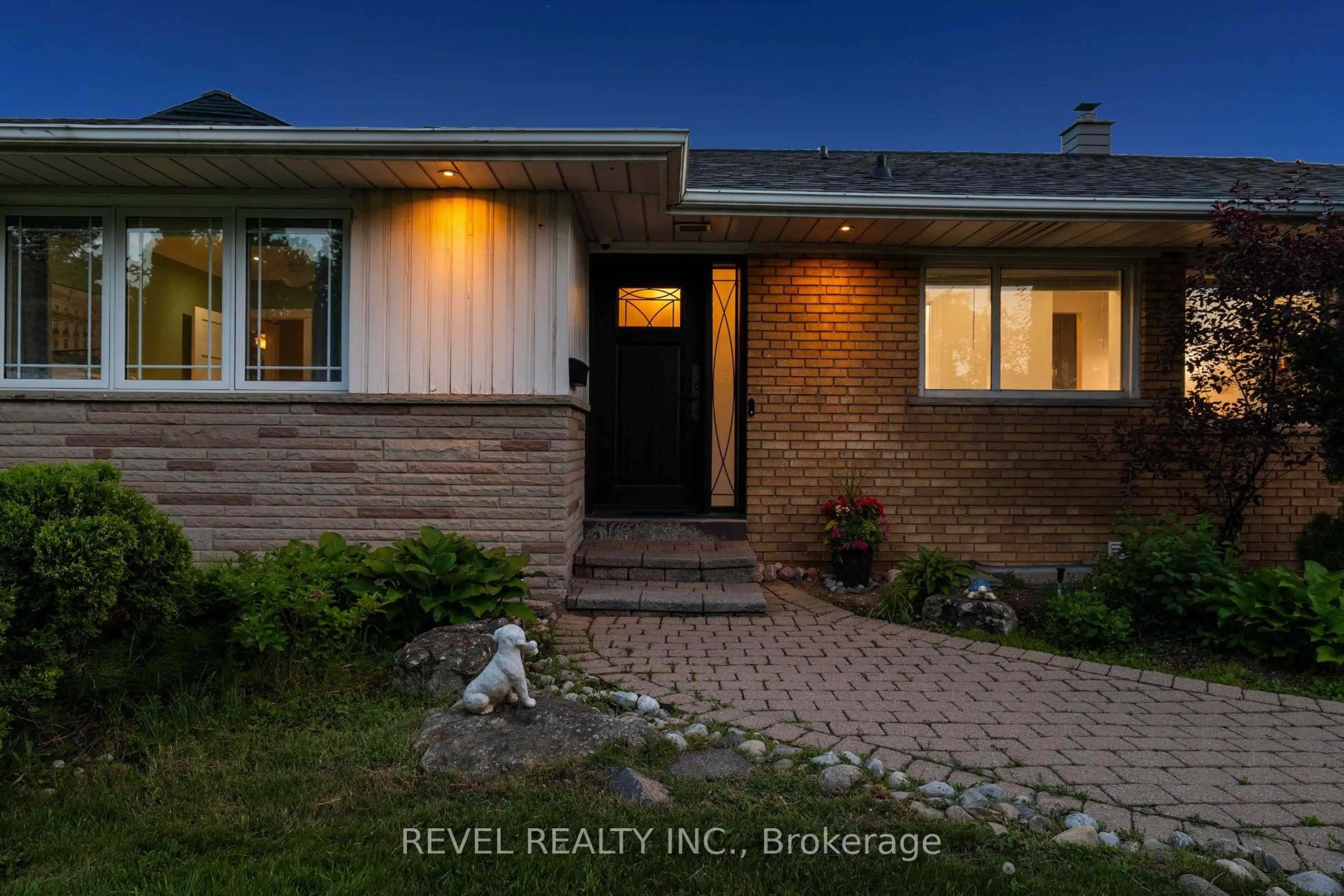Home with brick exterior material, street for 1648 Crediton Pkwy, Mississauga Ontario L5G 3X3