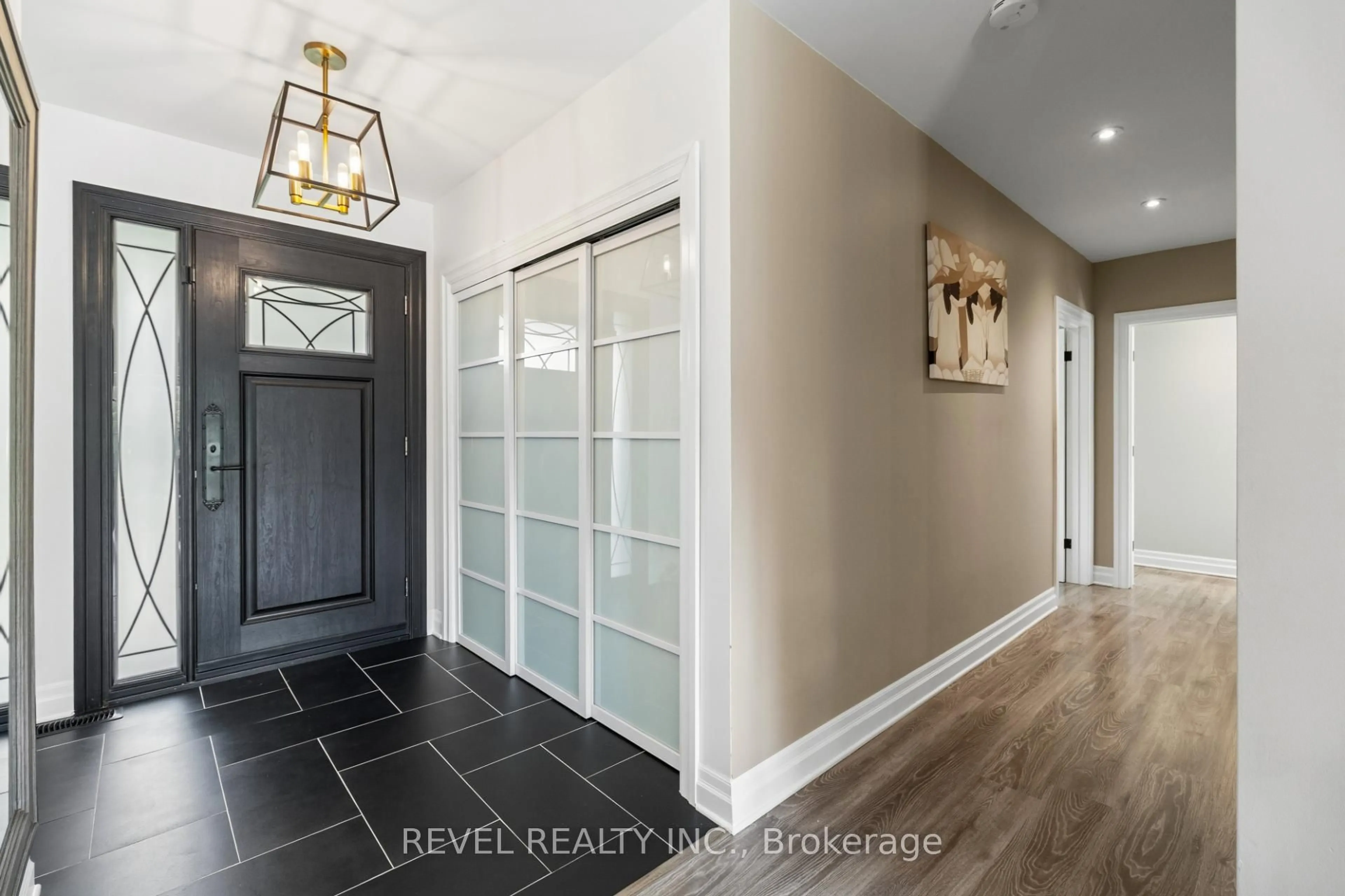 Indoor entryway for 1648 Crediton Pkwy, Mississauga Ontario L5G 3X3