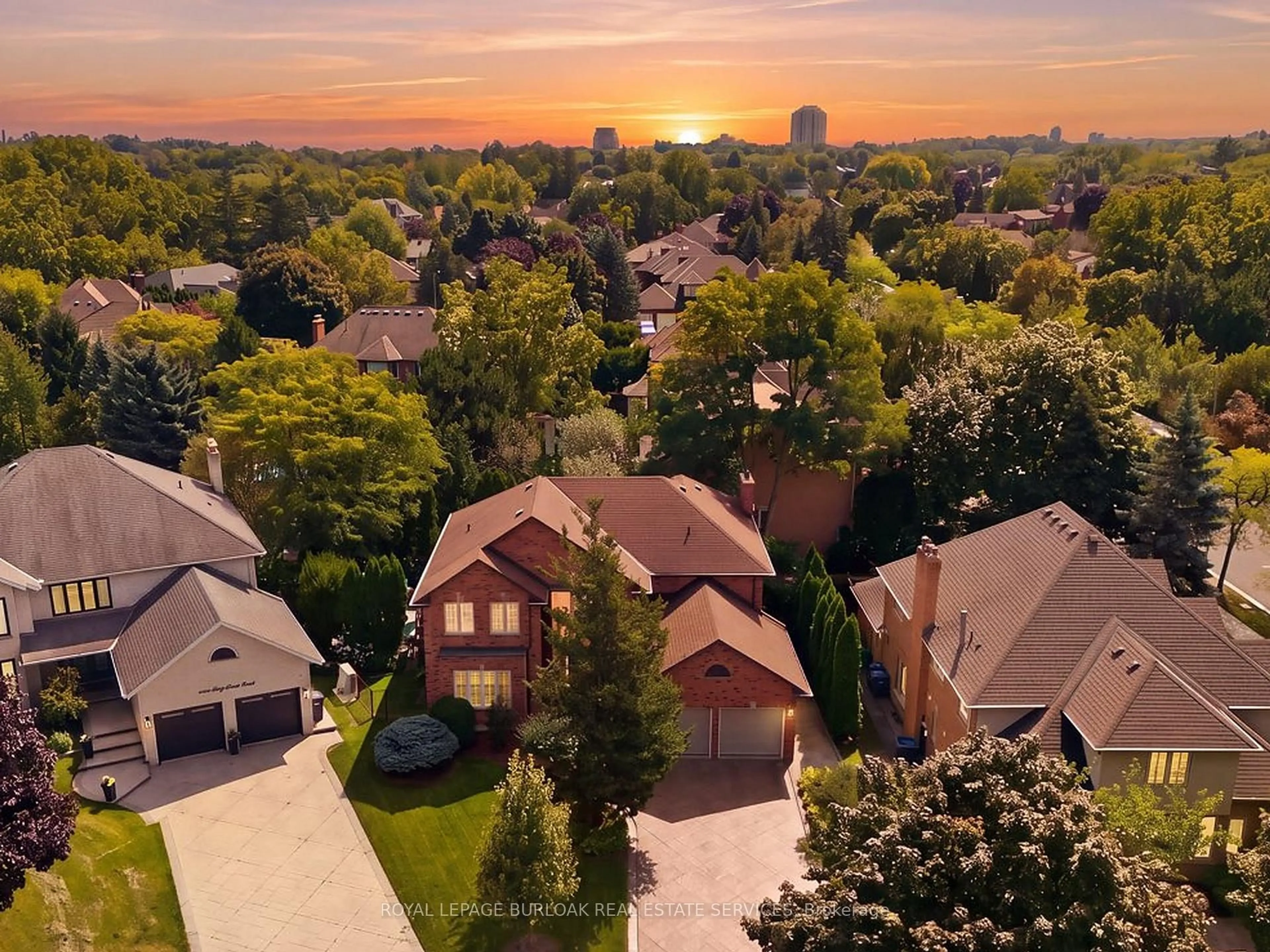 A pic from outside/outdoor area/front of a property/back of a property/a pic from drone, city buildings view from balcony for 1820 Shady Creek Crt, Mississauga Ontario L5L 3W2