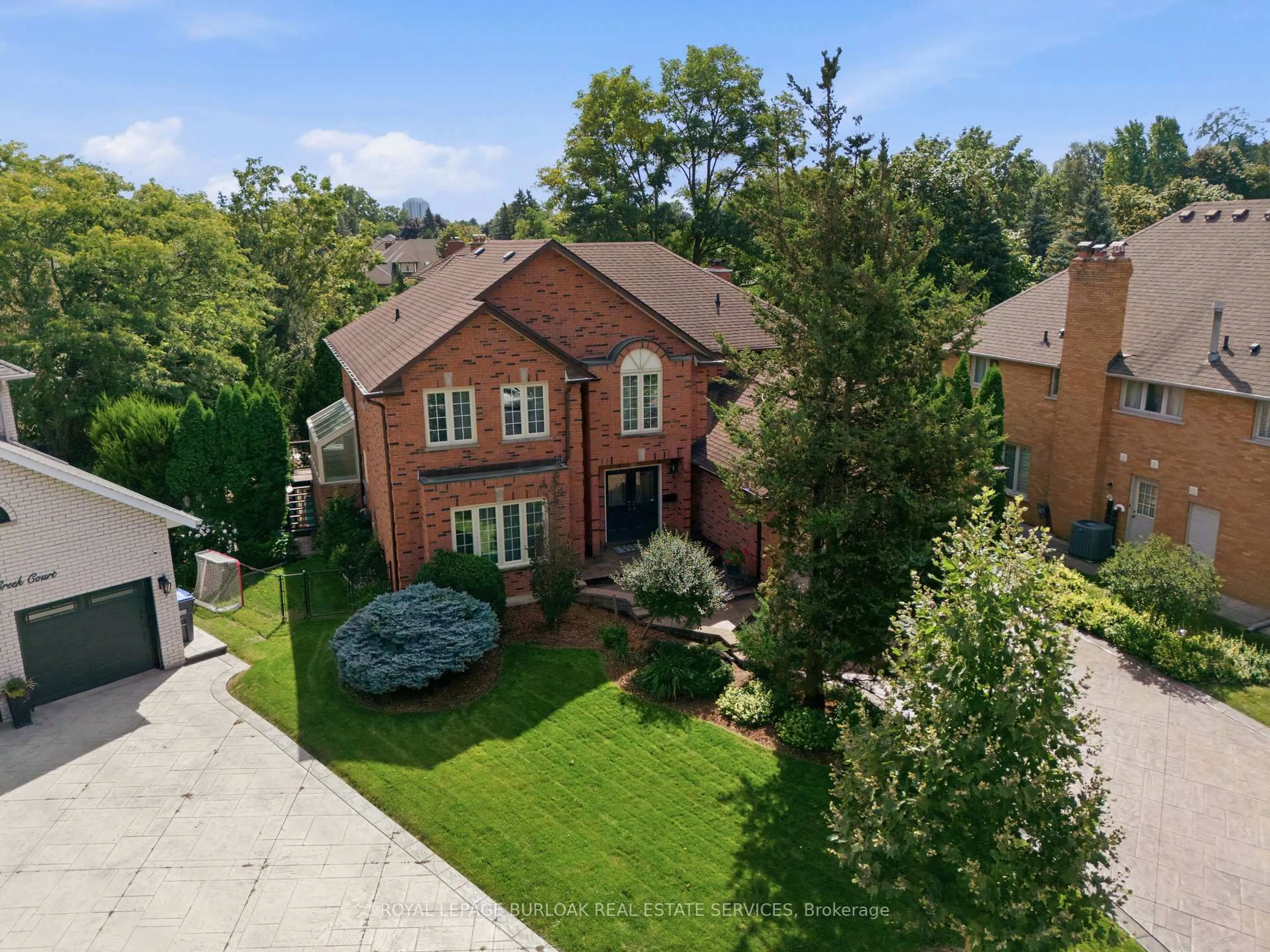 A pic from outside/outdoor area/front of a property/back of a property/a pic from drone, street for 1820 Shady Creek Crt, Mississauga Ontario L5L 3W2