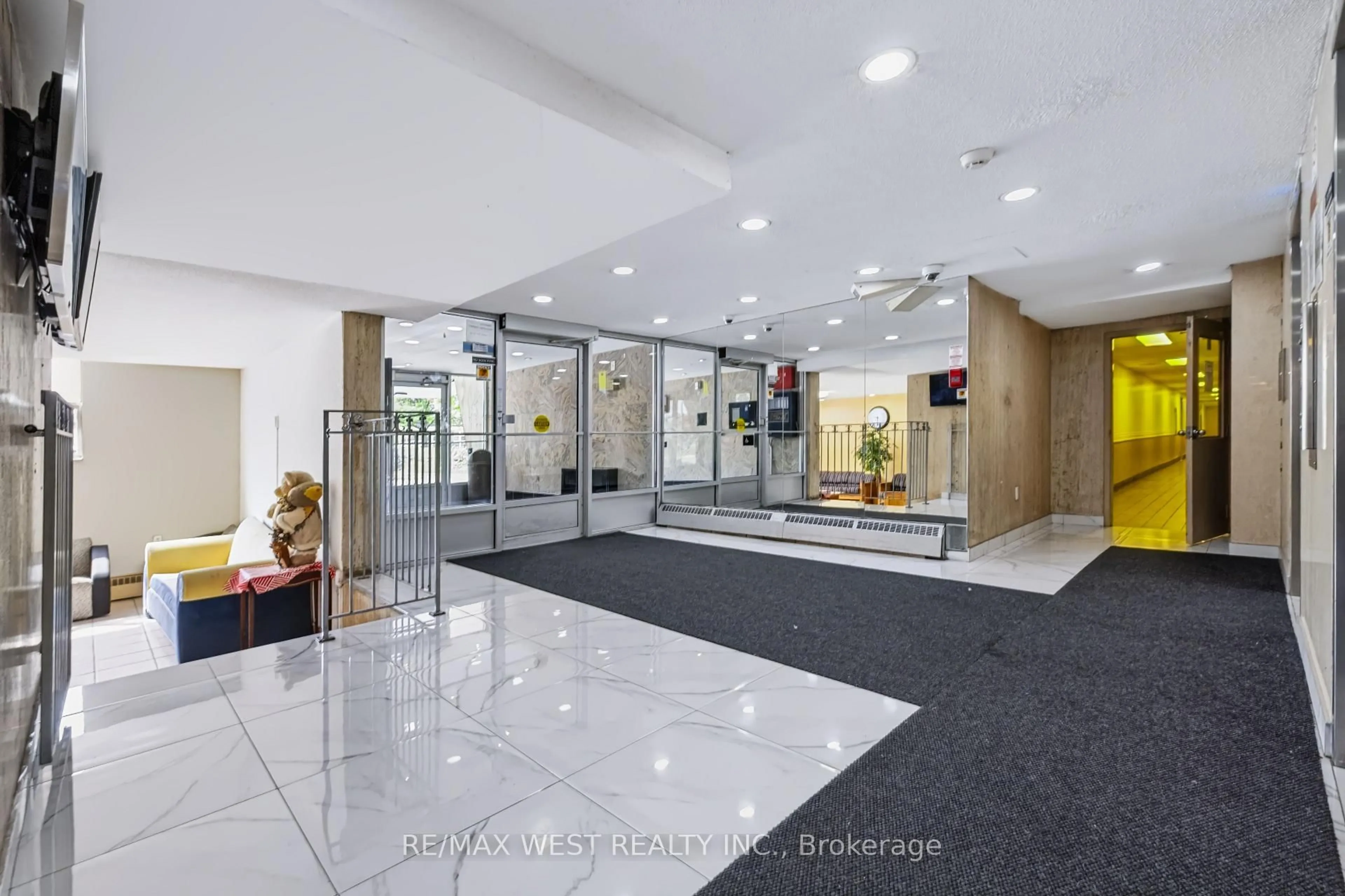 Indoor foyer for 2645 Kipling Ave #506, Toronto Ontario M9V 3S6