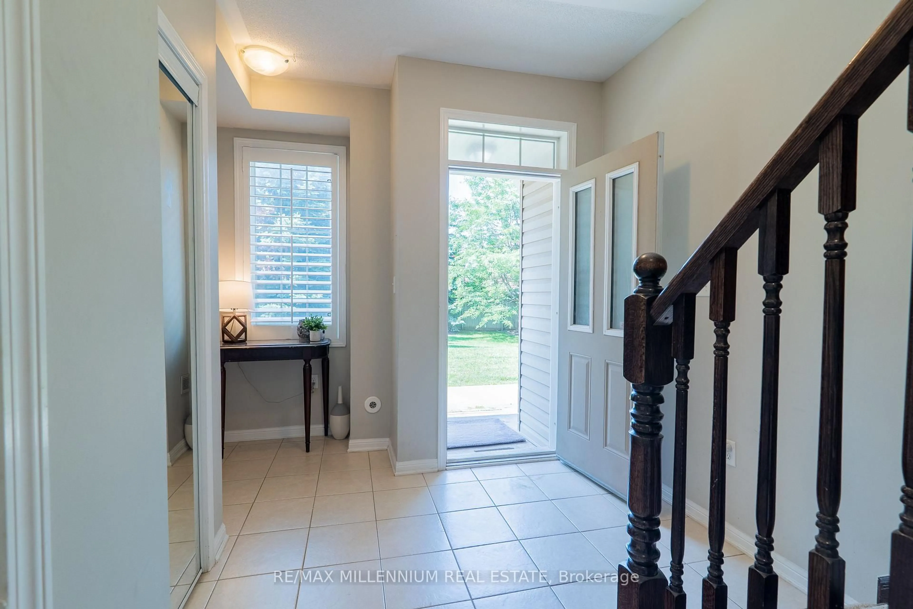 Indoor entryway for 2614 Dashwood Dr #17, Oakville Ontario L6M 0K5