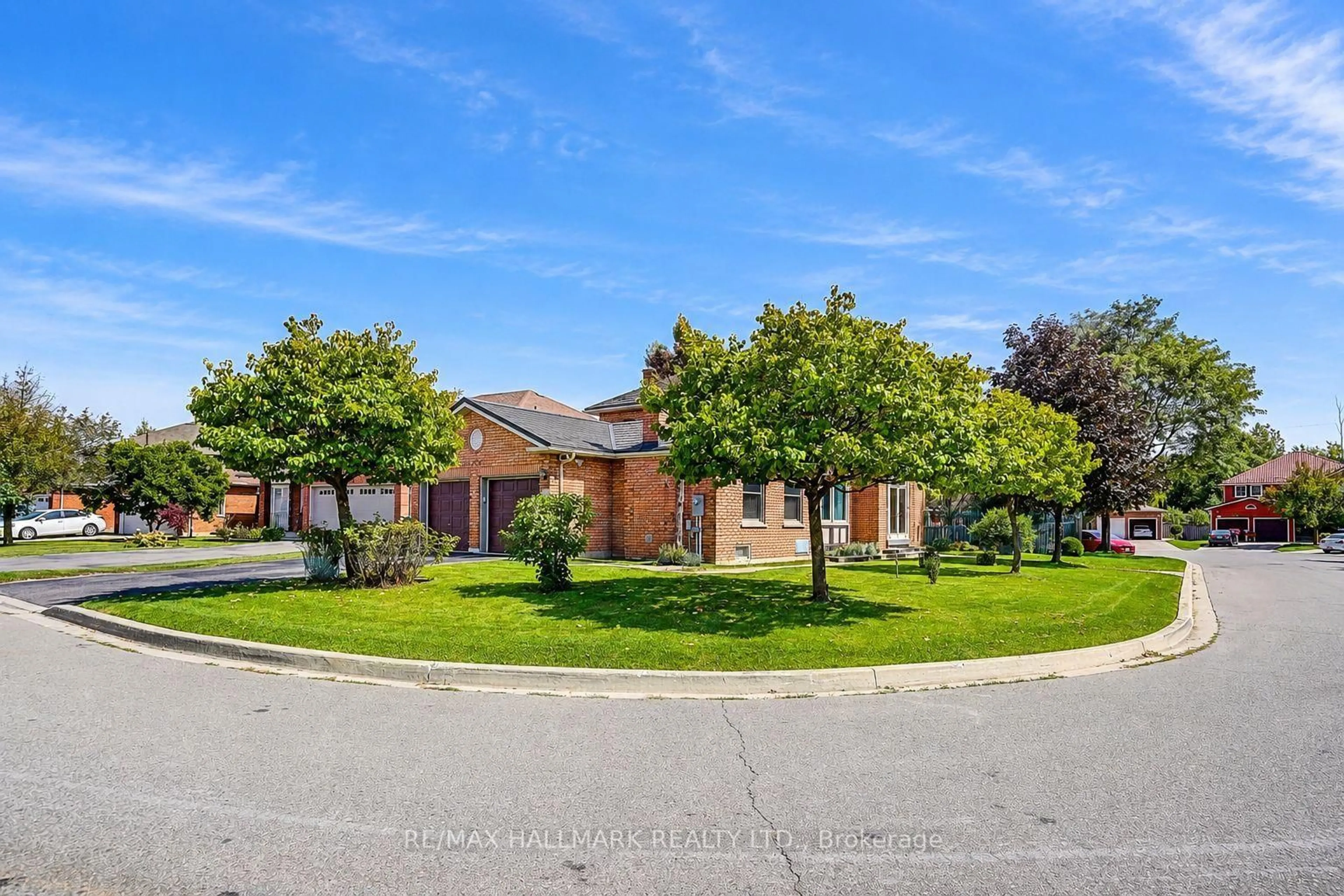 A pic from outside/outdoor area/front of a property/back of a property/a pic from drone, street for 4491 Andiron Crt, Mississauga Ontario L5V 1C9