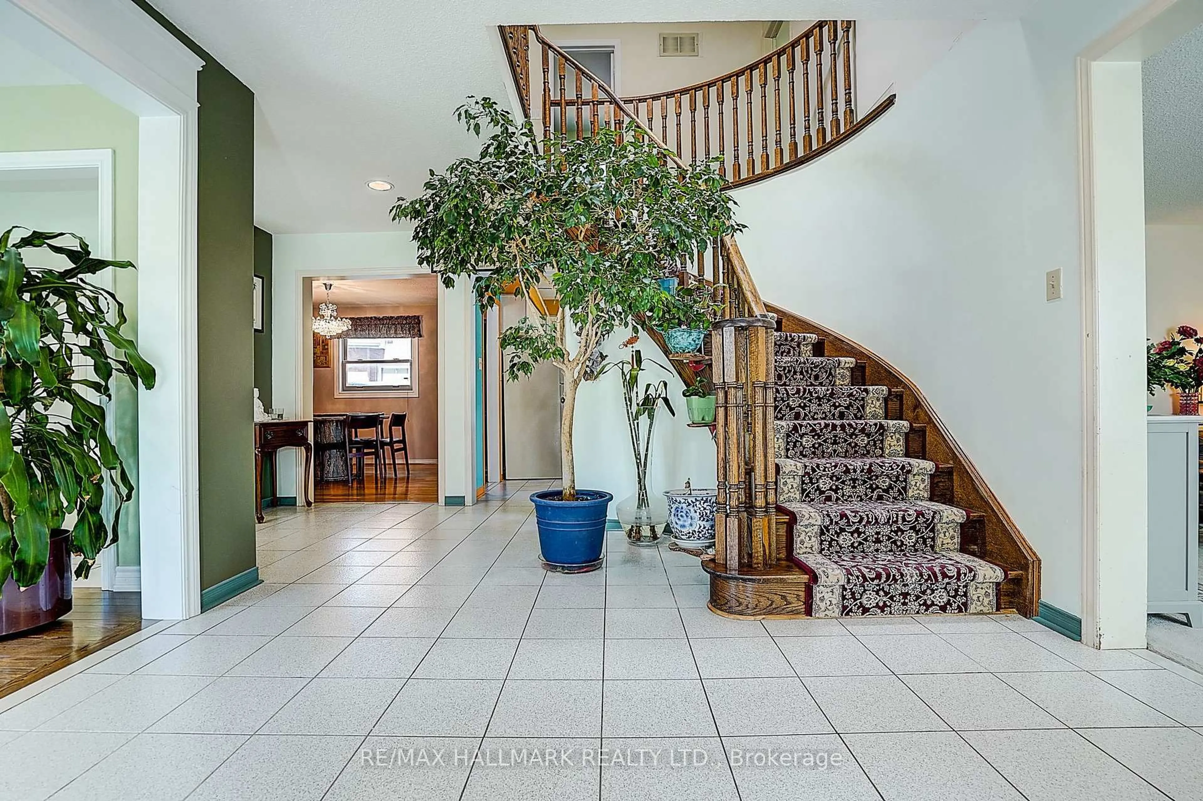 Indoor foyer for 4491 Andiron Crt, Mississauga Ontario L5V 1C9