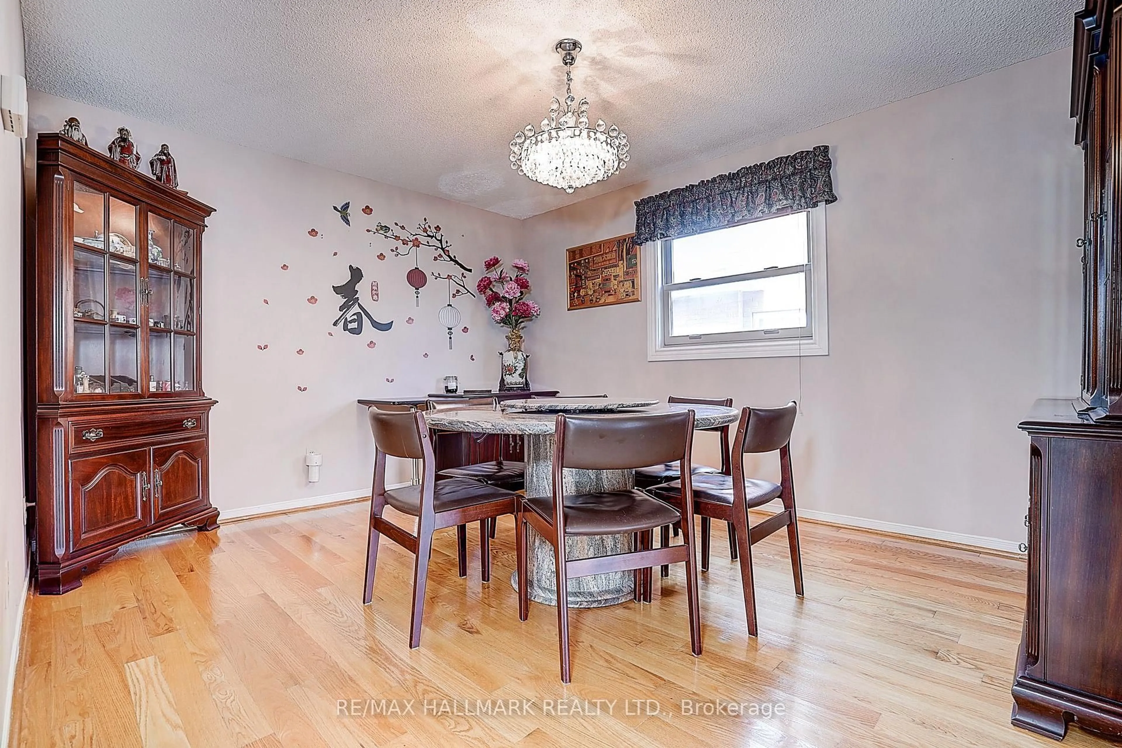 Dining room, wood/laminate floor for 4491 Andiron Crt, Mississauga Ontario L5V 1C9