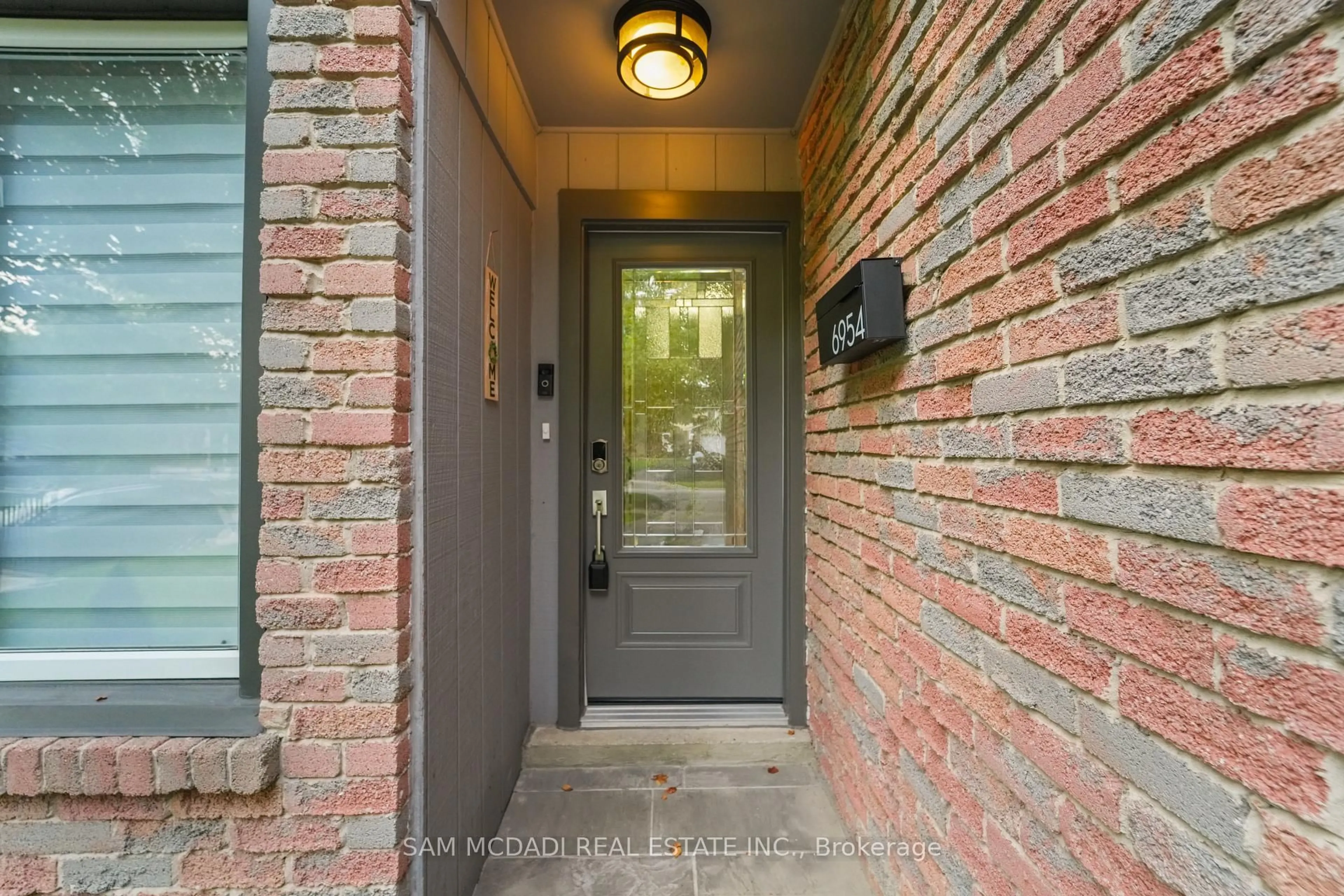 Indoor entryway for 6954 Cadiz Cres, Mississauga Ontario L5N 1Y4