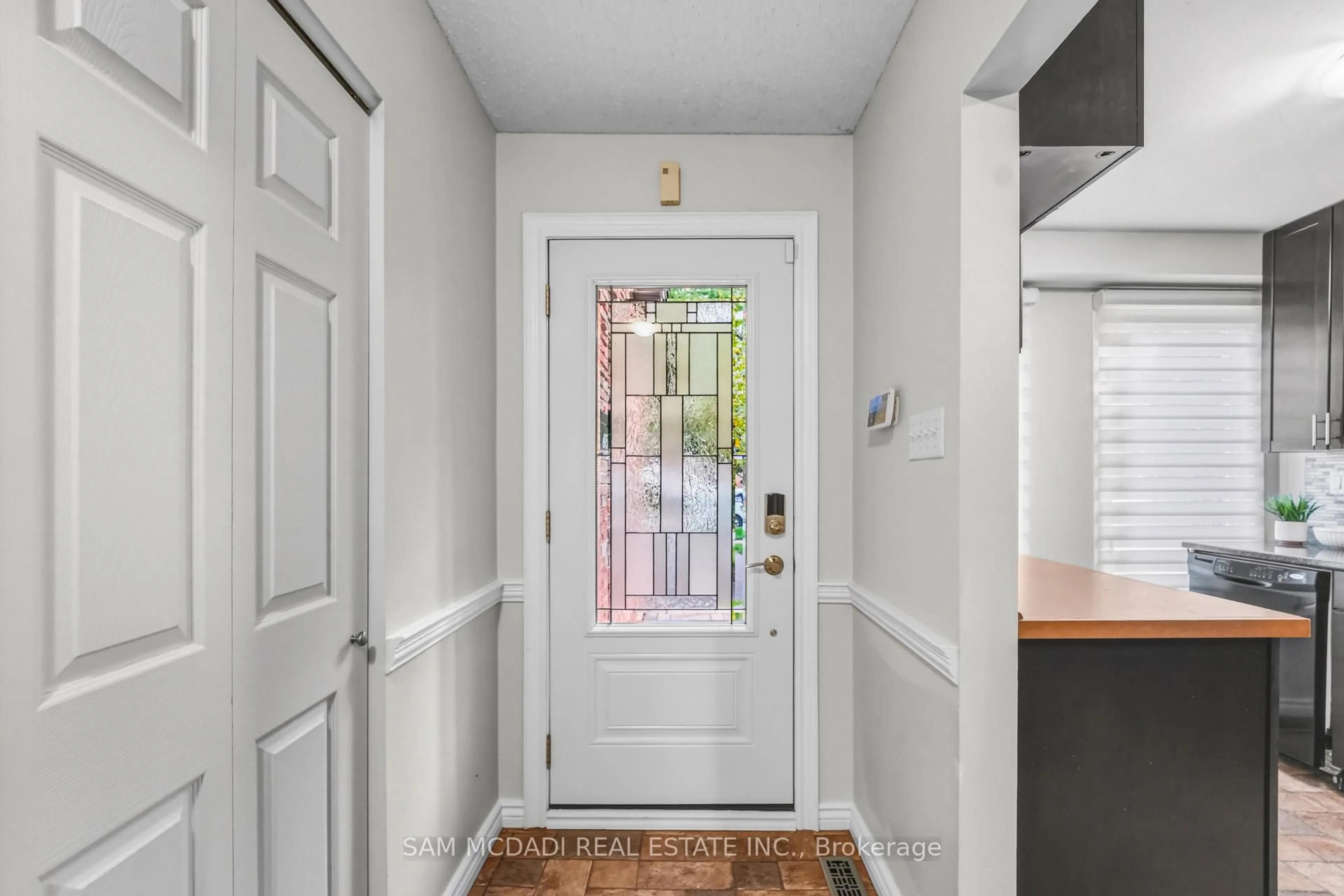 Indoor entryway for 6954 Cadiz Cres, Mississauga Ontario L5N 1Y4