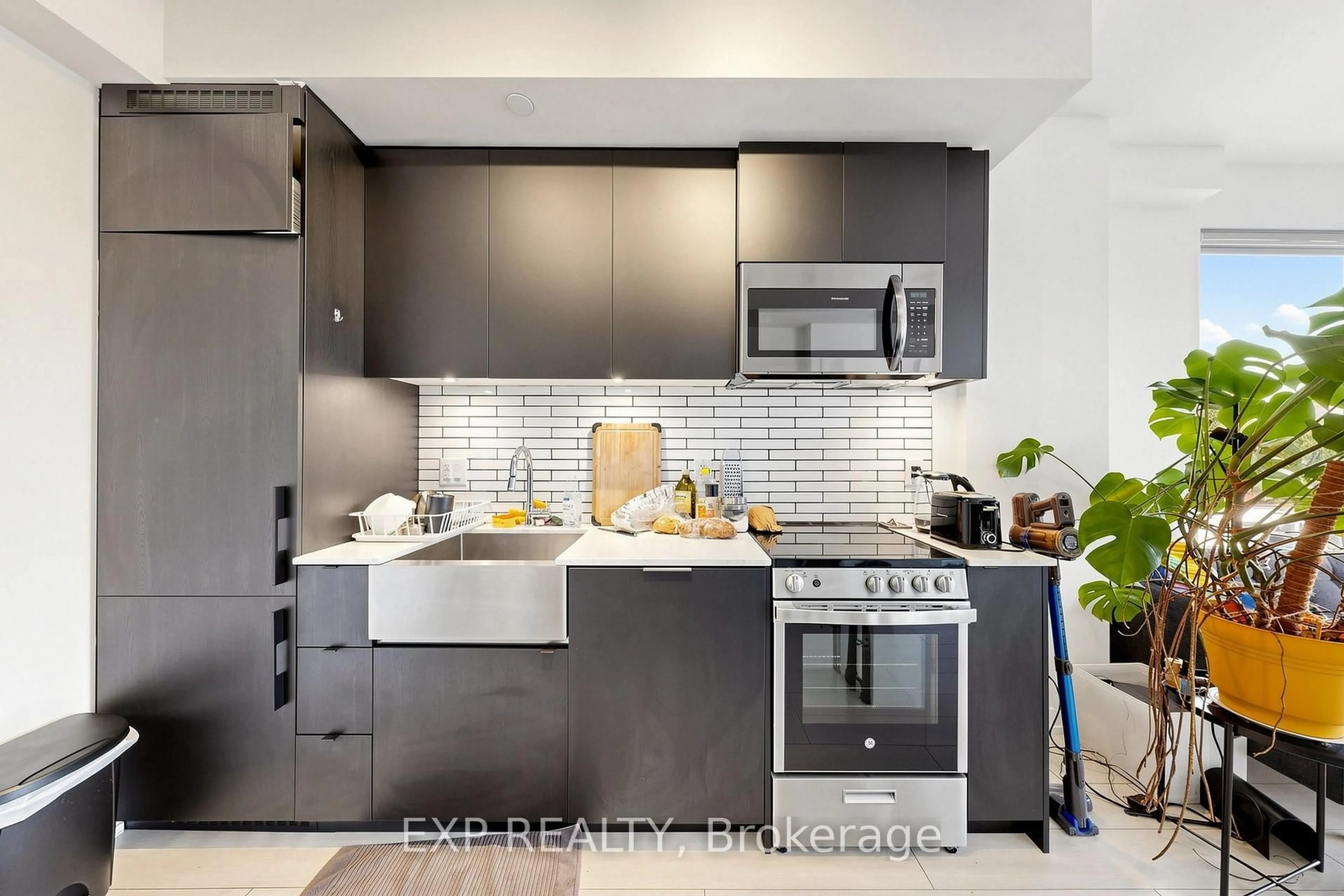 Unknown for 270 dufferin St #318, Toronto Ontario M6C 1A7