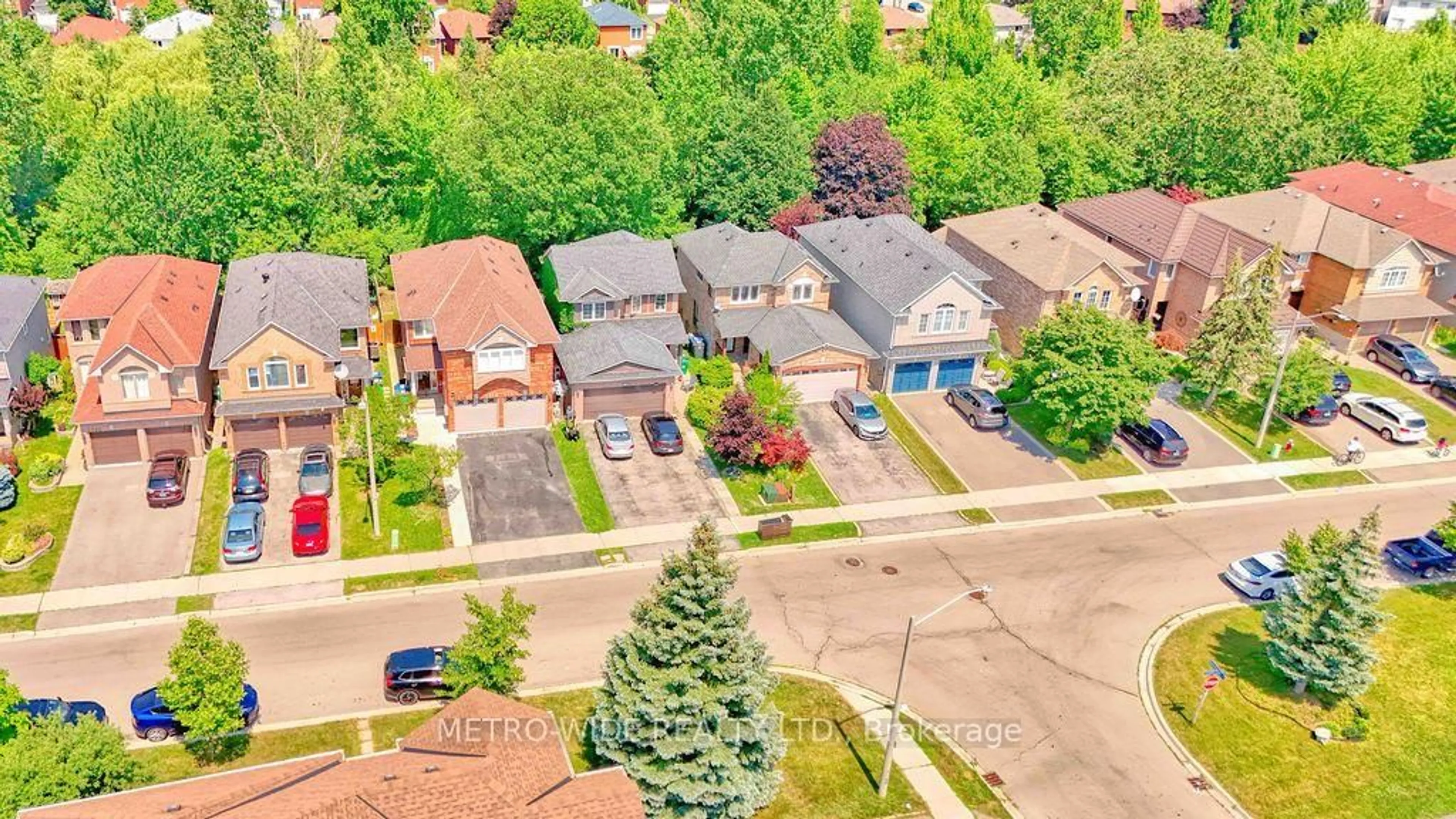 A pic from outside/outdoor area/front of a property/back of a property/a pic from drone, street for 3706 Forest Bluff Cres, Mississauga Ontario L5N 7W7