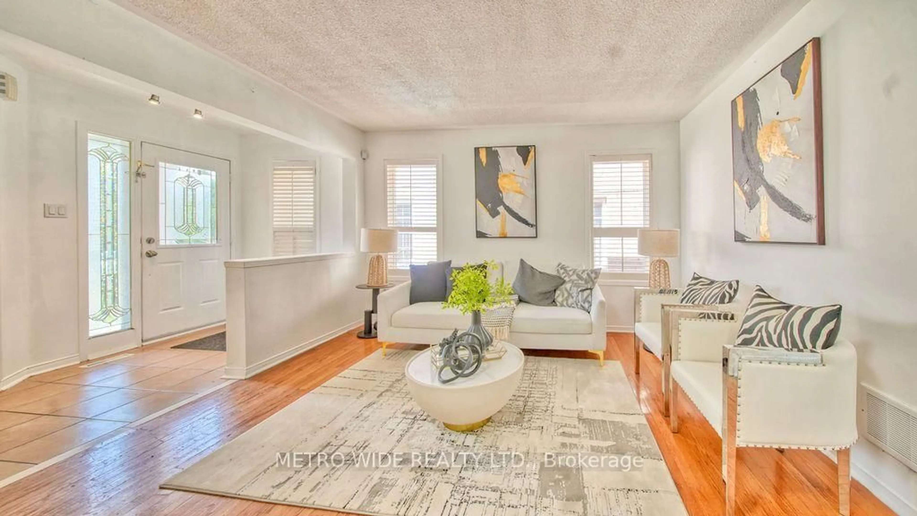 Living room with furniture, unknown for 3706 Forest Bluff Cres, Mississauga Ontario L5N 7W7