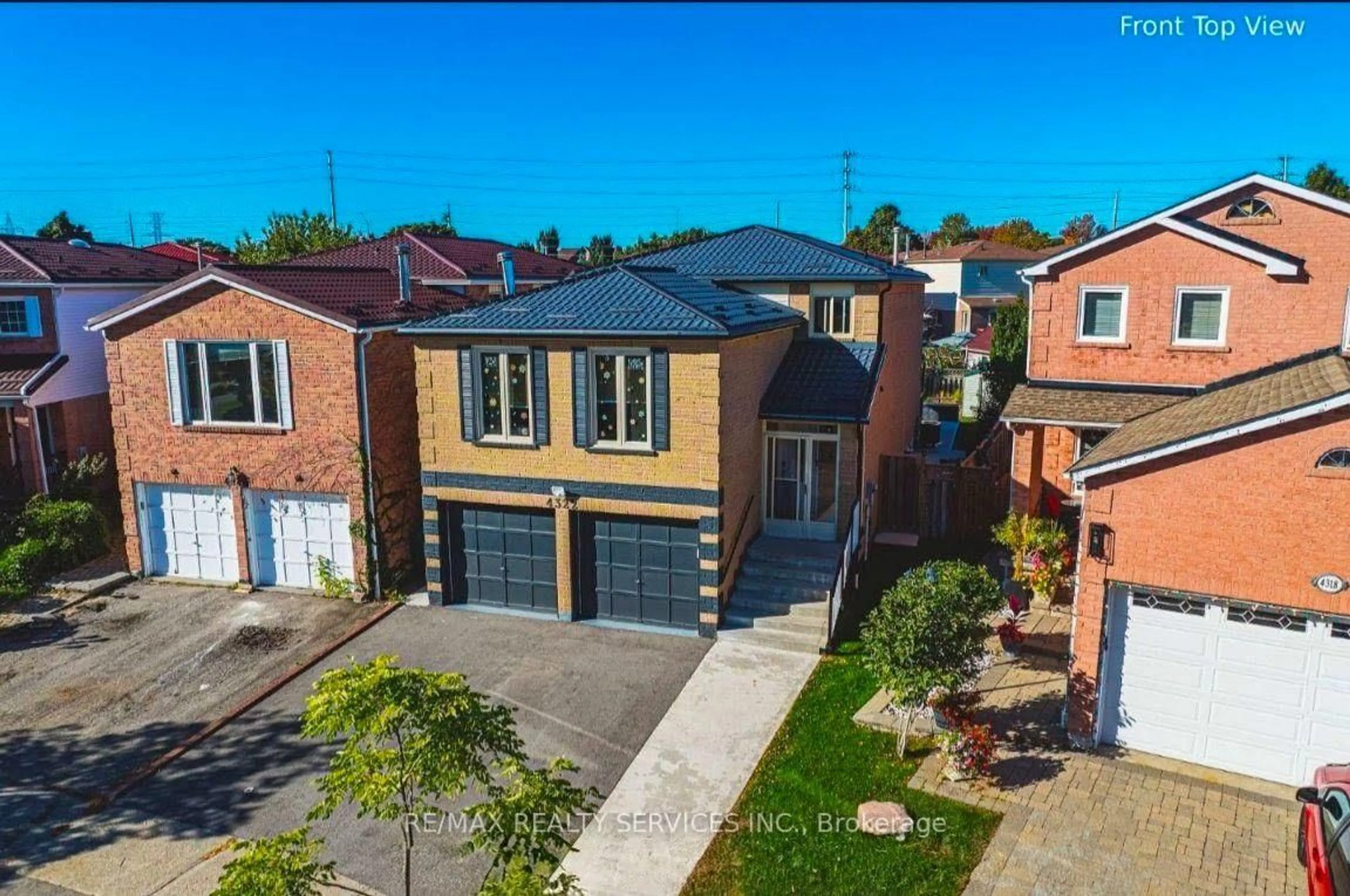 A pic from outside/outdoor area/front of a property/back of a property/a pic from drone, street for 4322 Waterford Cres, Mississauga Ontario L5R 2B3