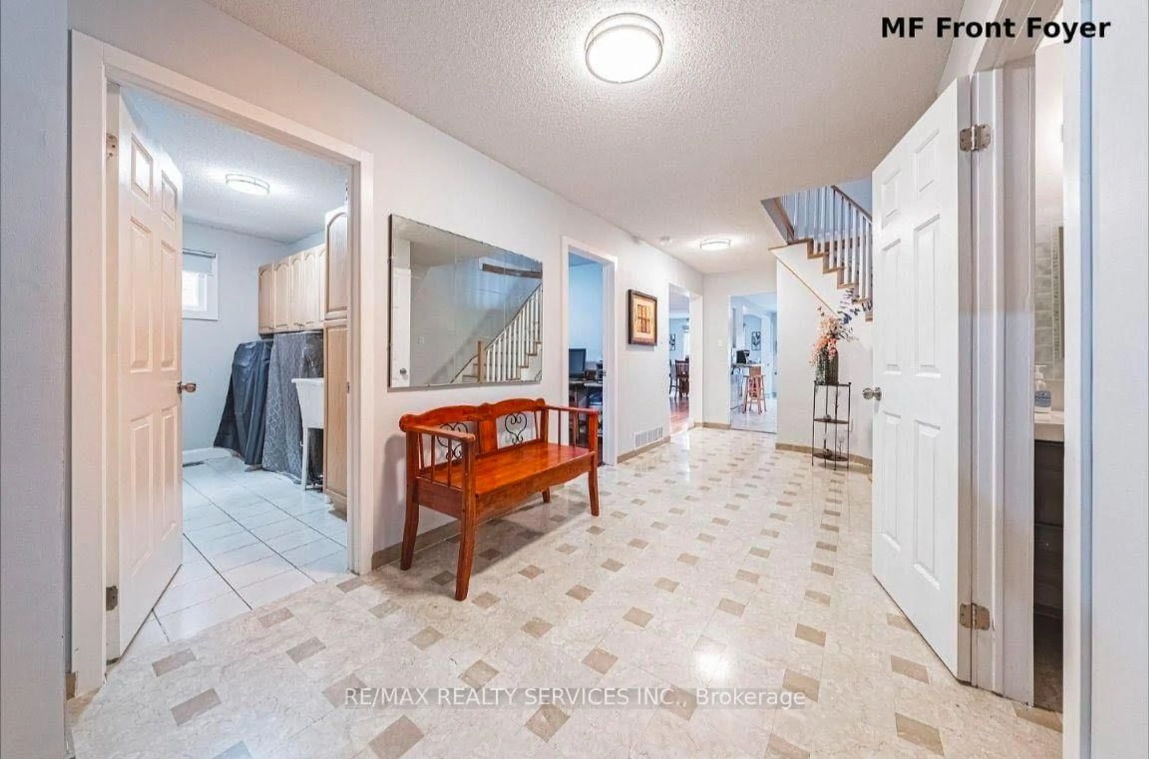Indoor foyer for 4322 Waterford Cres, Mississauga Ontario L5R 2B3