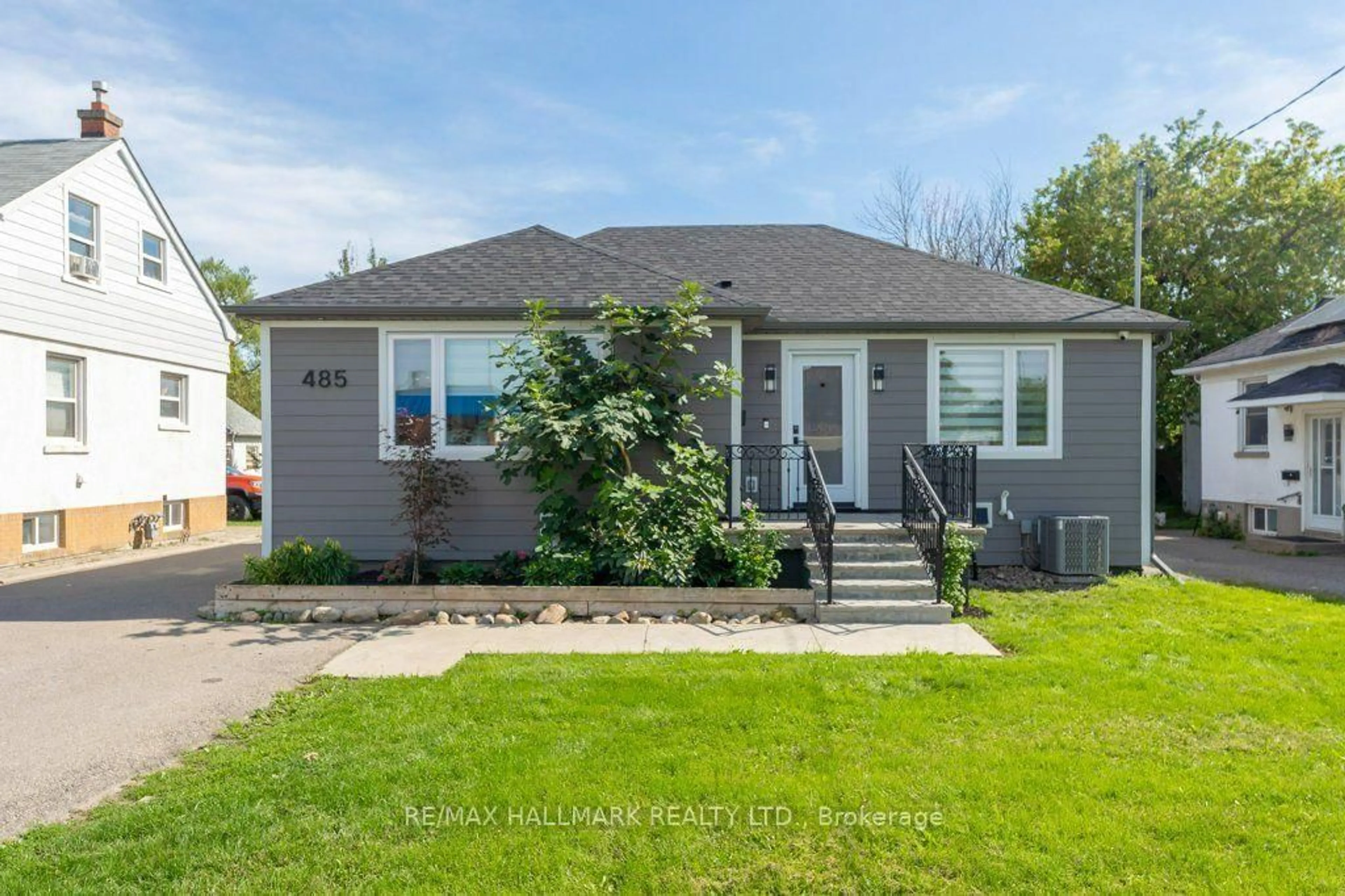 Home with vinyl exterior material, street for 485 Evans Ave, Toronto Ontario M8W 2V2