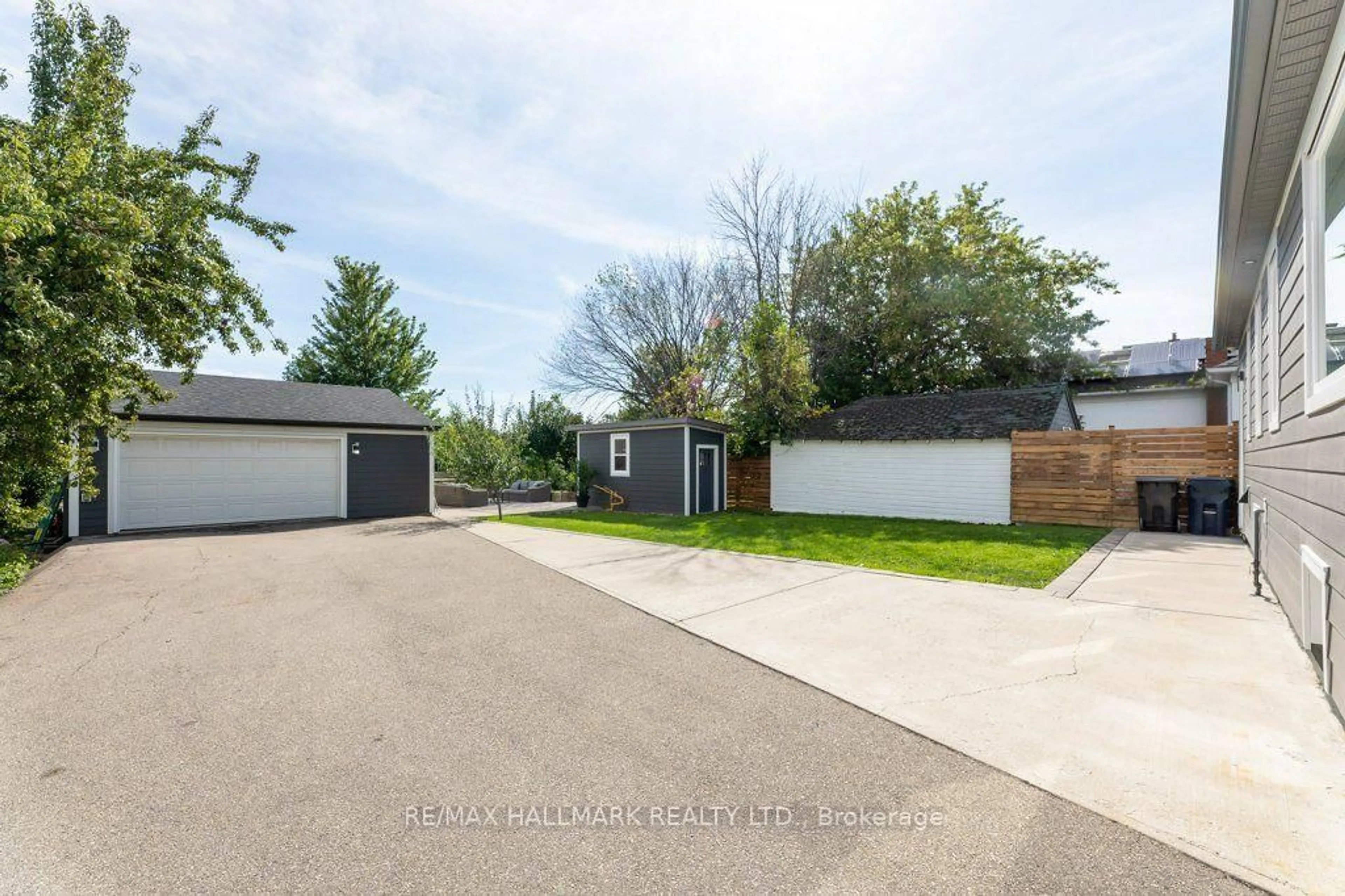 A pic from outside/outdoor area/front of a property/back of a property/a pic from drone, street for 485 Evans Ave, Toronto Ontario M8W 2V2