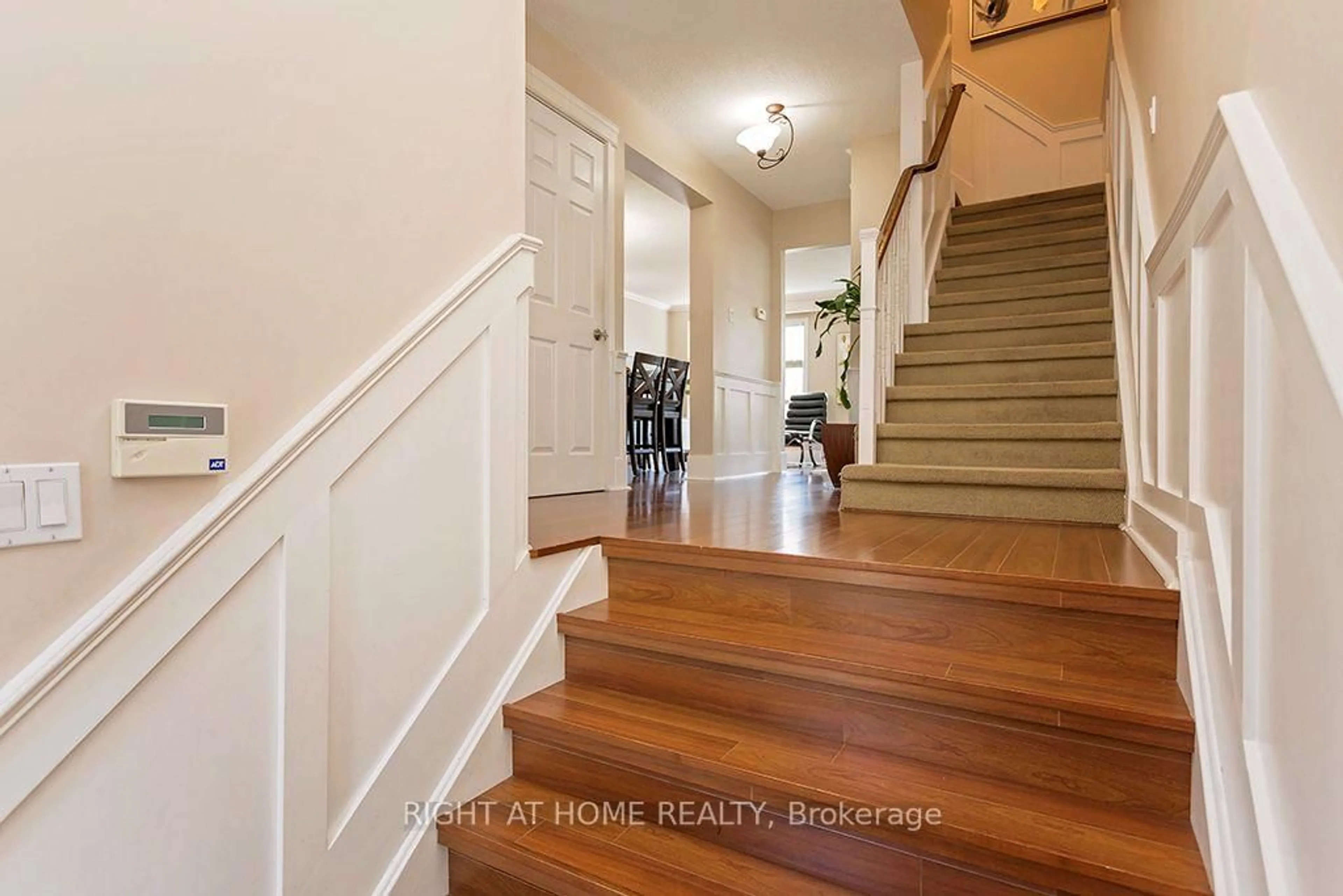 Indoor entryway for 6100 Montevideo Rd #51, Mississauga Ontario L5N 2N8