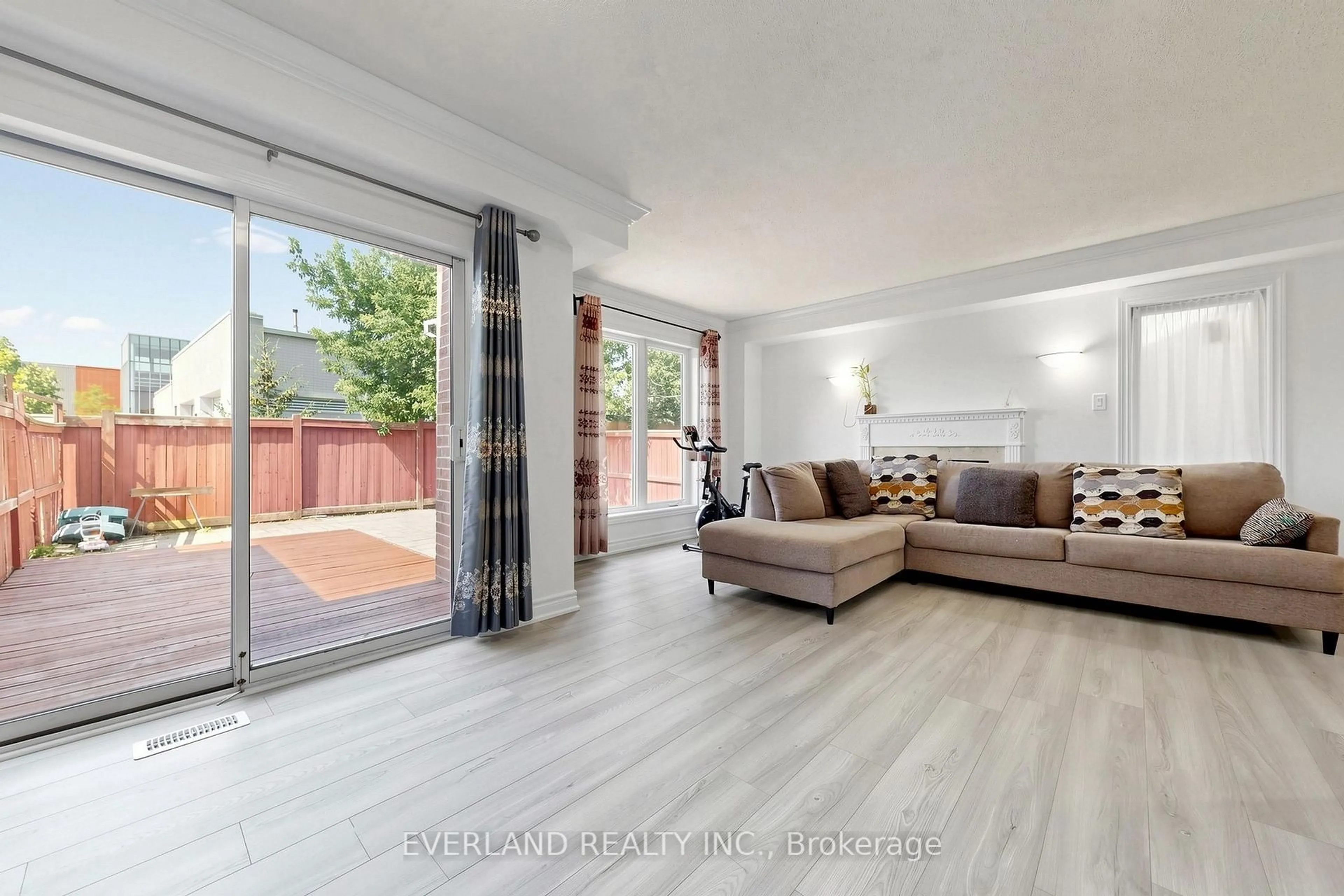 Living room with furniture, unknown for 5588 Highbank Rd, Mississauga Ontario L5M 6E4