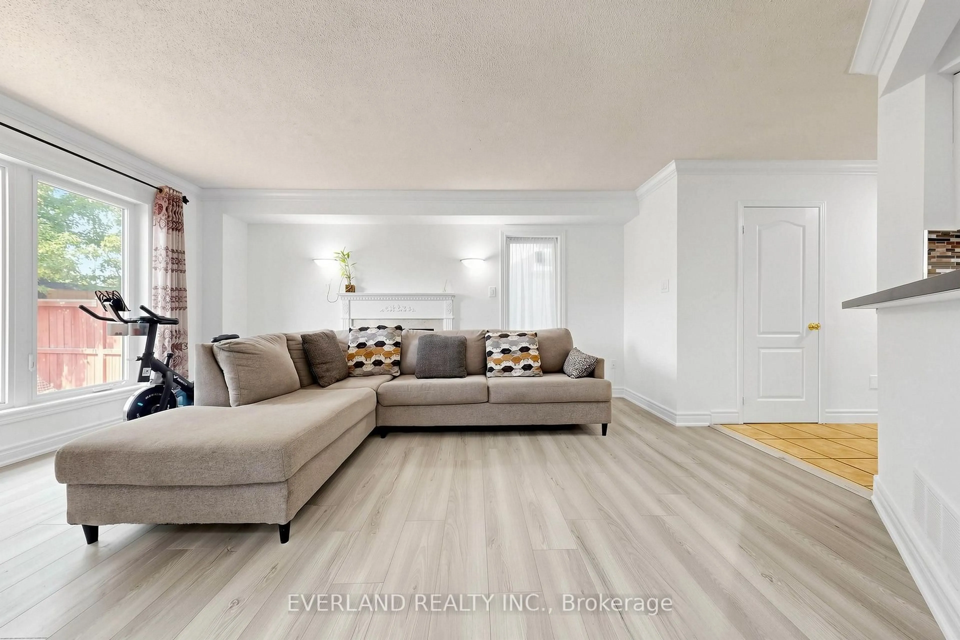 Living room with furniture, wood/laminate floor for 5588 Highbank Rd, Mississauga Ontario L5M 6E4