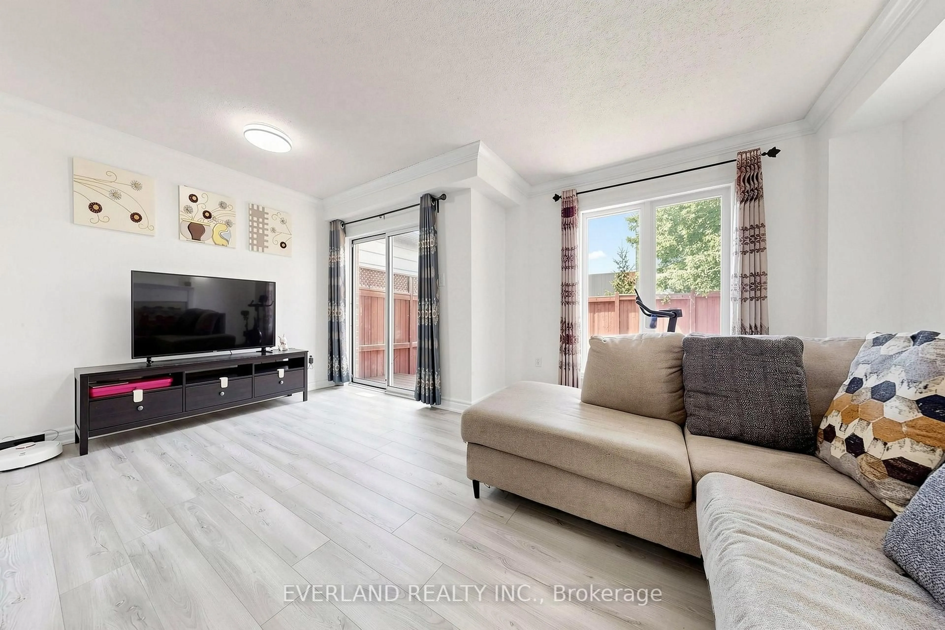 Living room with furniture, unknown for 5588 Highbank Rd, Mississauga Ontario L5M 6E4