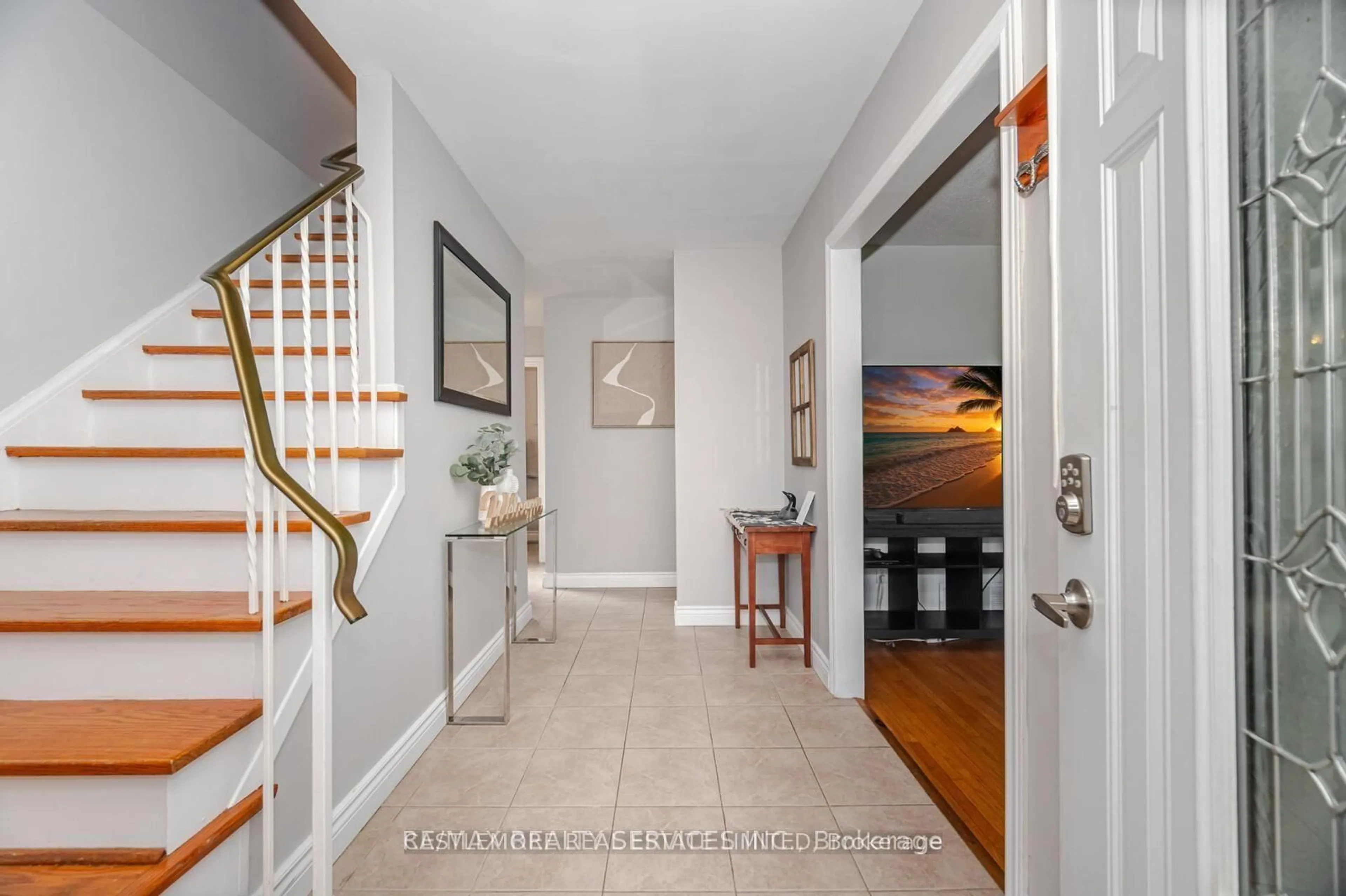 Indoor entryway for 62 ambleside Dr, Brampton Ontario L6Y 1B9