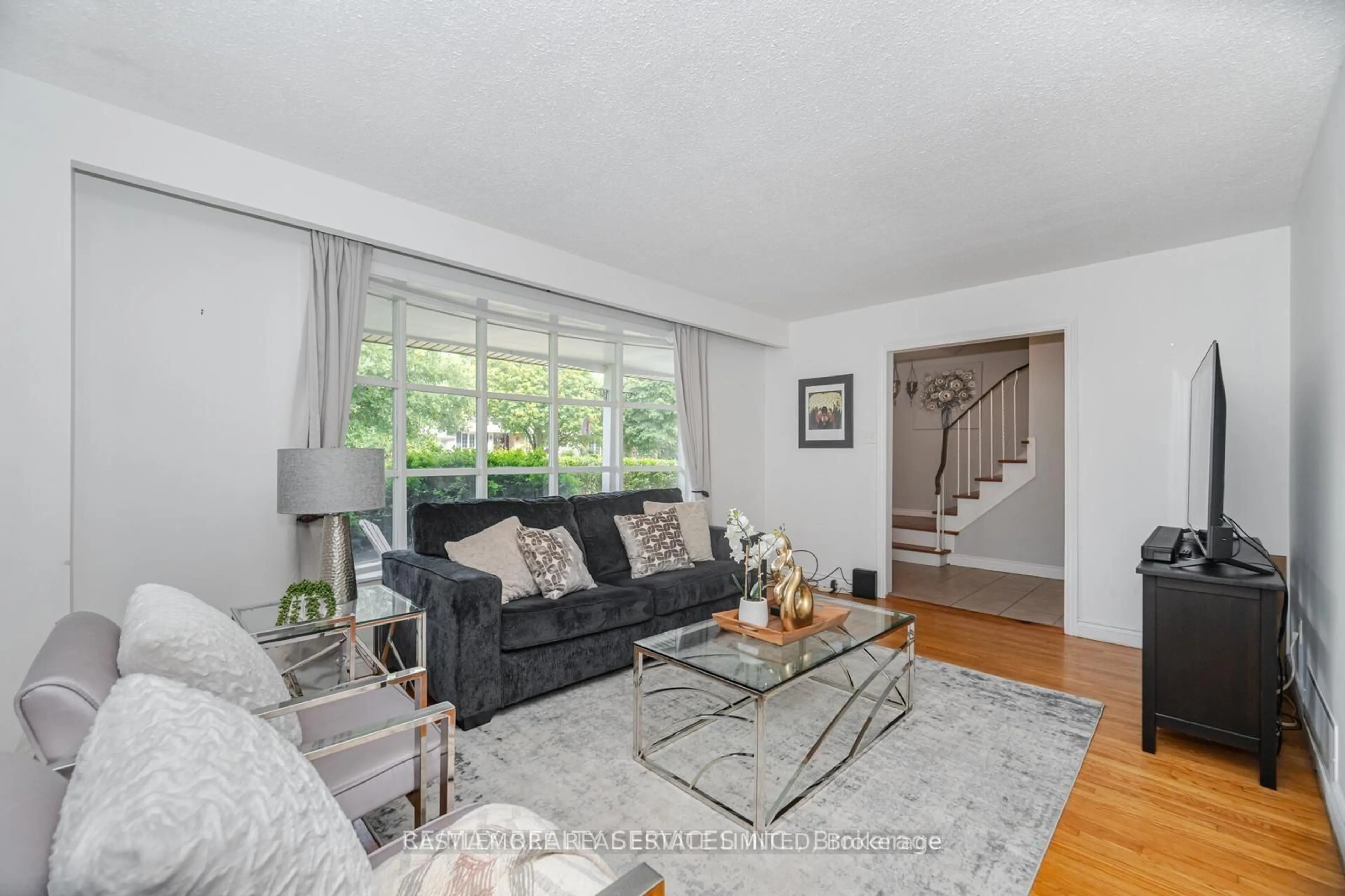 Living room with furniture, unknown for 62 ambleside Dr, Brampton Ontario L6Y 1B9